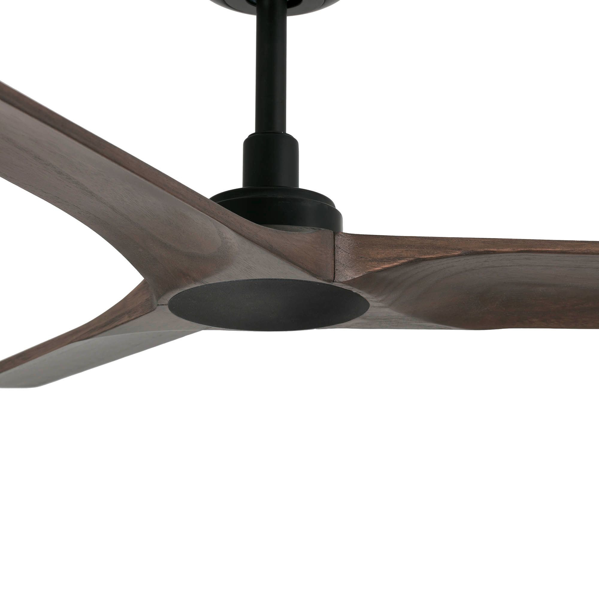 Deckenventilator mit drei Holzflügeln und schwarzem Motorgehäuse vor weißem Hintergrund.