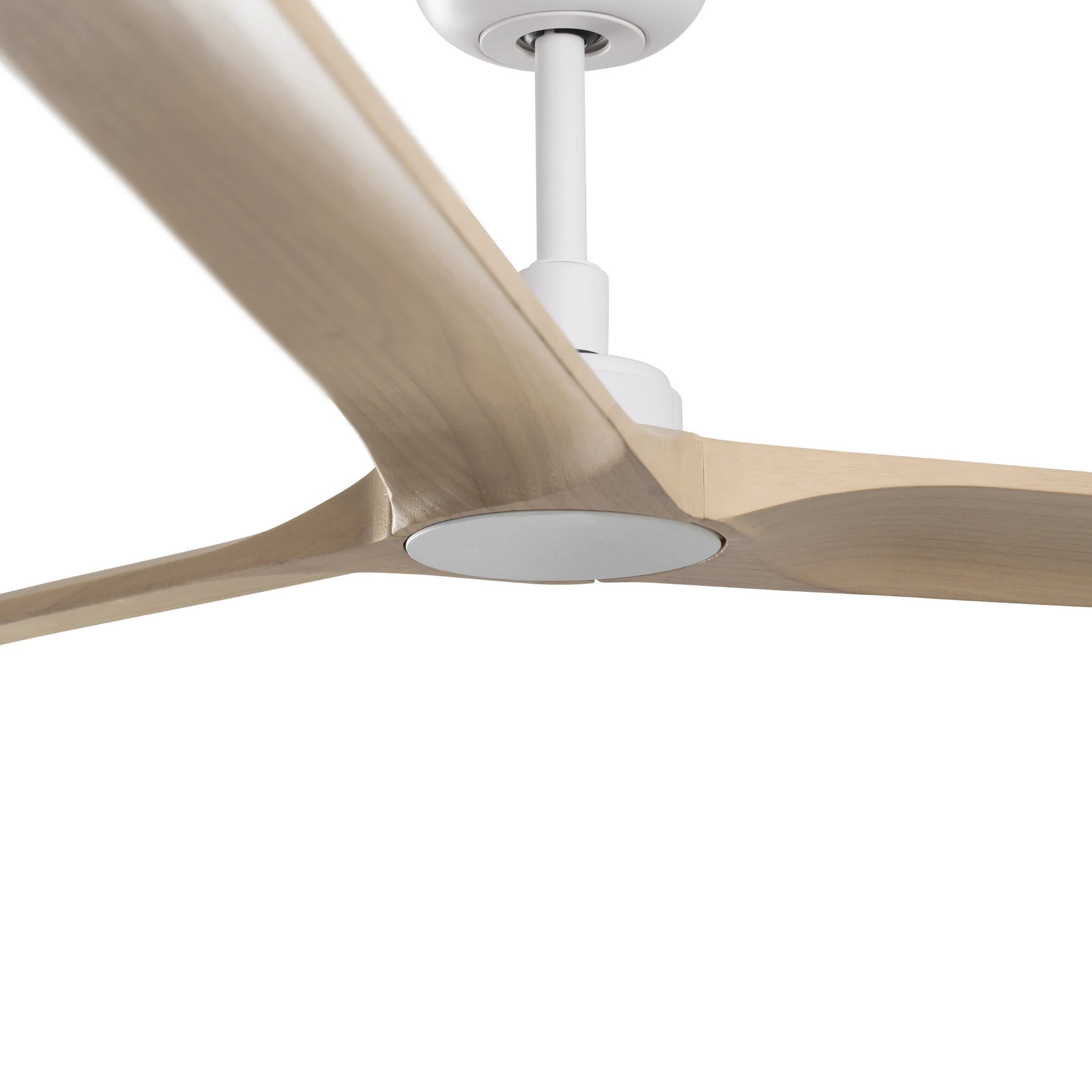 Deckenventilator mit drei hellen Holzflügeln und weißem Motorgehäuse.