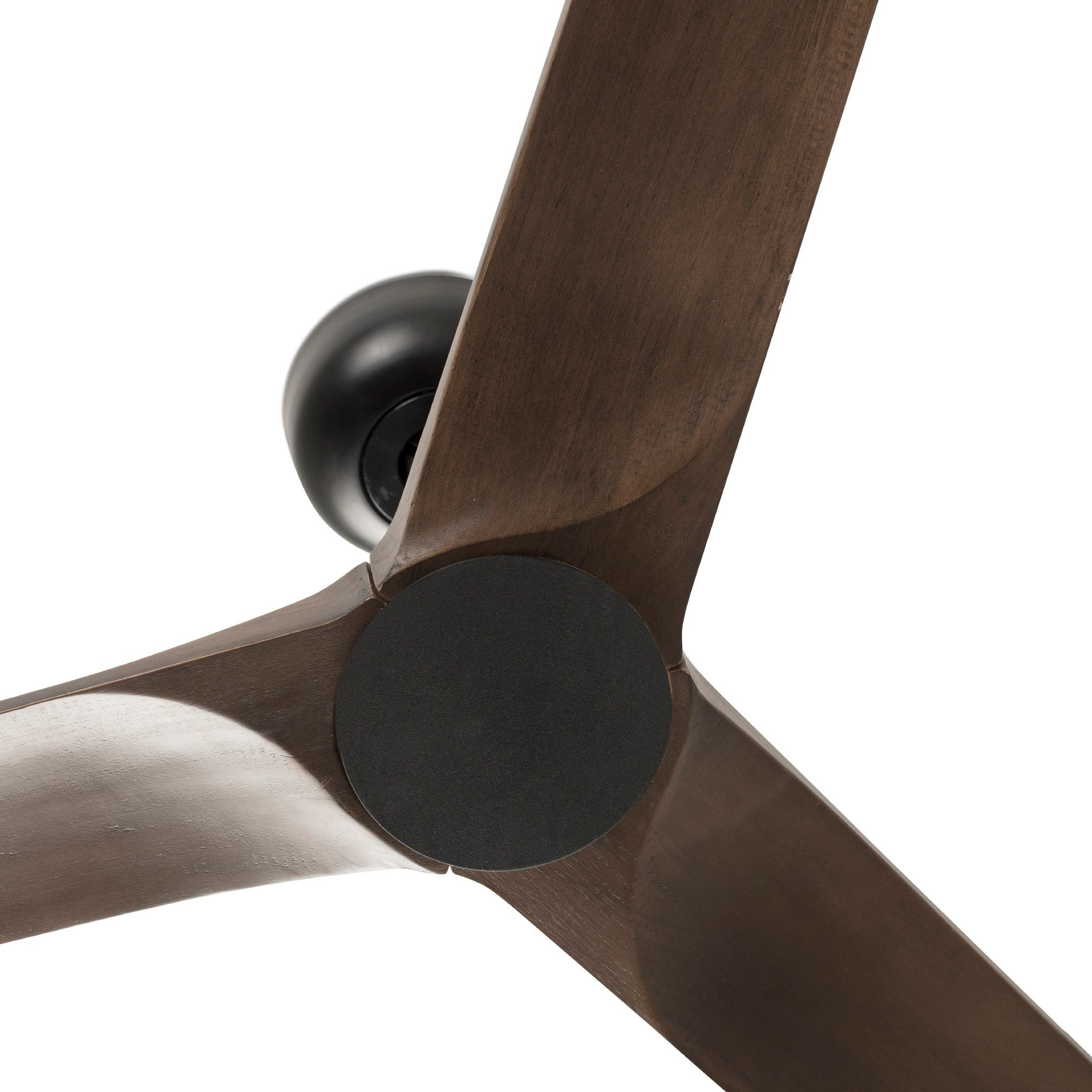 Nahaufnahme eines Deckenventilators mit drei braunen Flügeln, schwarzem Motorgehäuse und schwarzer Mittelkappe.