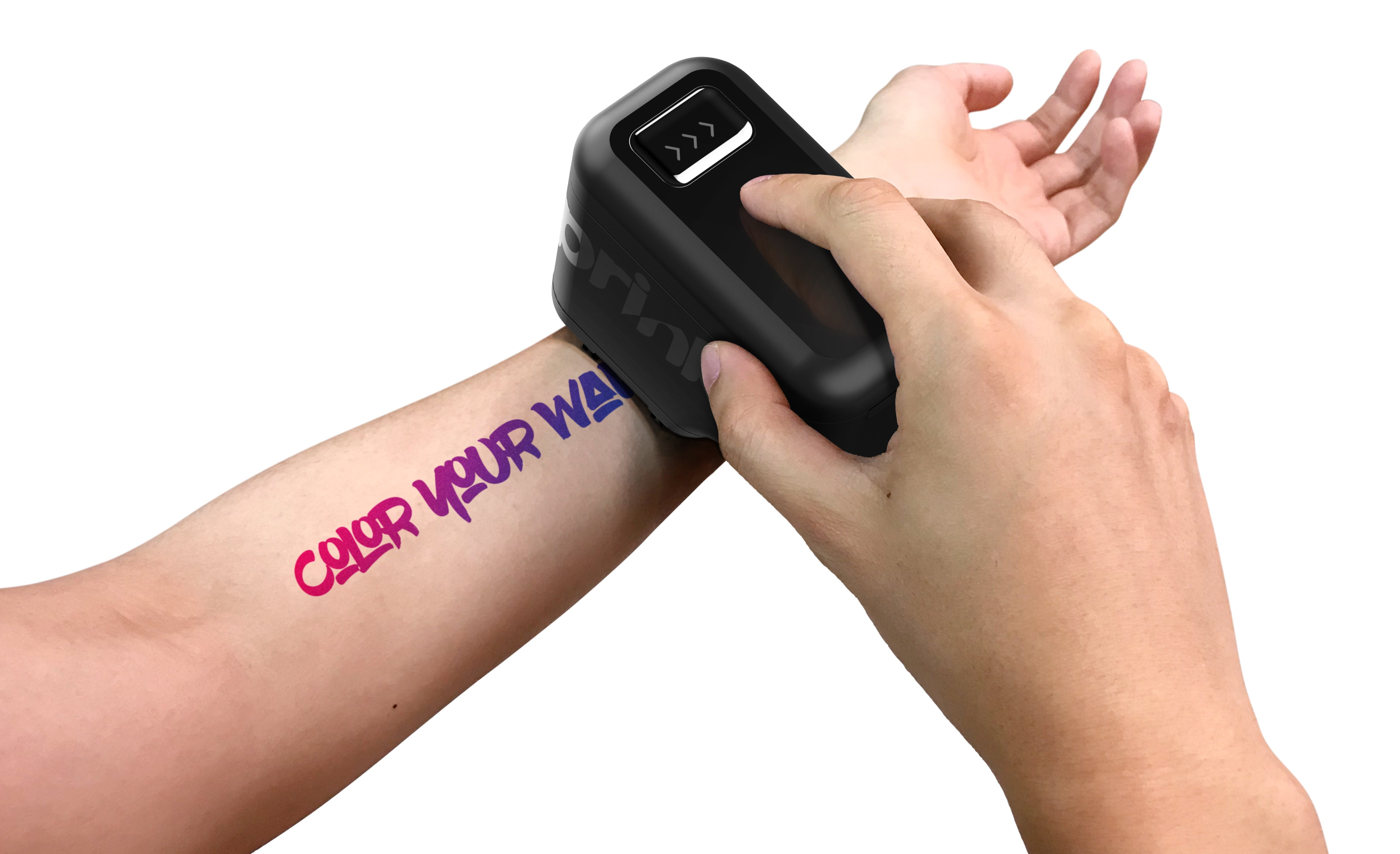 Osoba używająca drukarki do tatuaży na ramieniu. Pojawiają się kolorowe słowa.