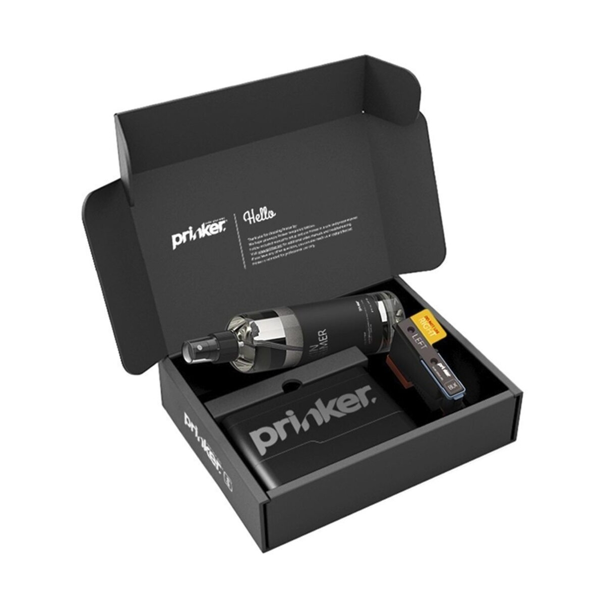 Una scatola nera con una bottiglia, un power bank e un dispositivo all'interno.
