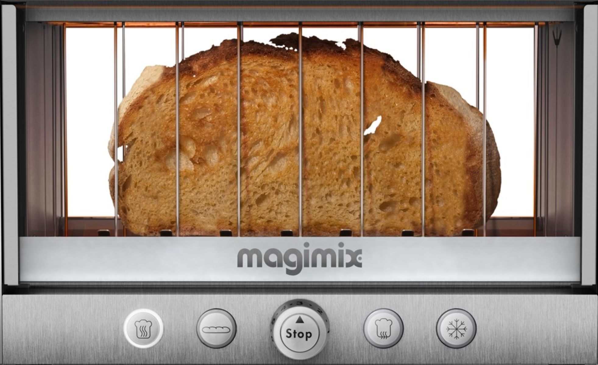 Un tostapane Magimix con una fetta di pane tostato all'interno. Il tostapane è di metallo.