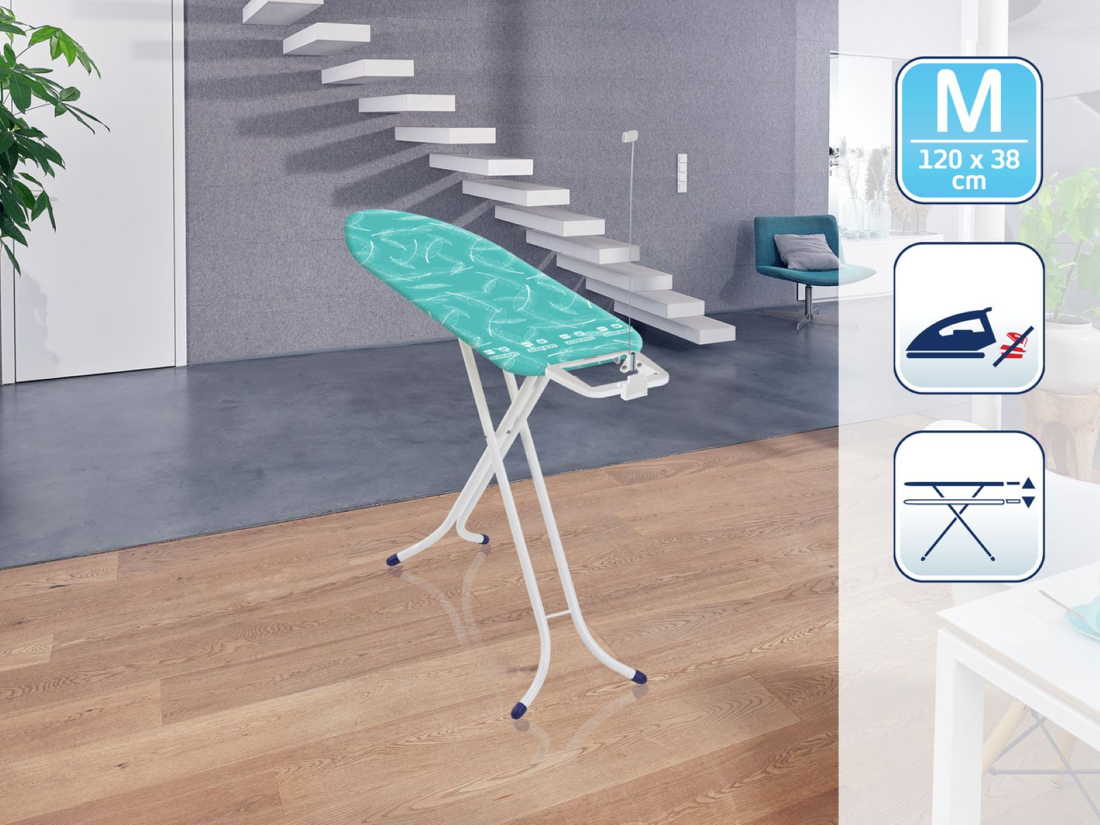 Deska do prasowania z turkusowym pokrowcem, w pokoju ze schodami i krzesłem.