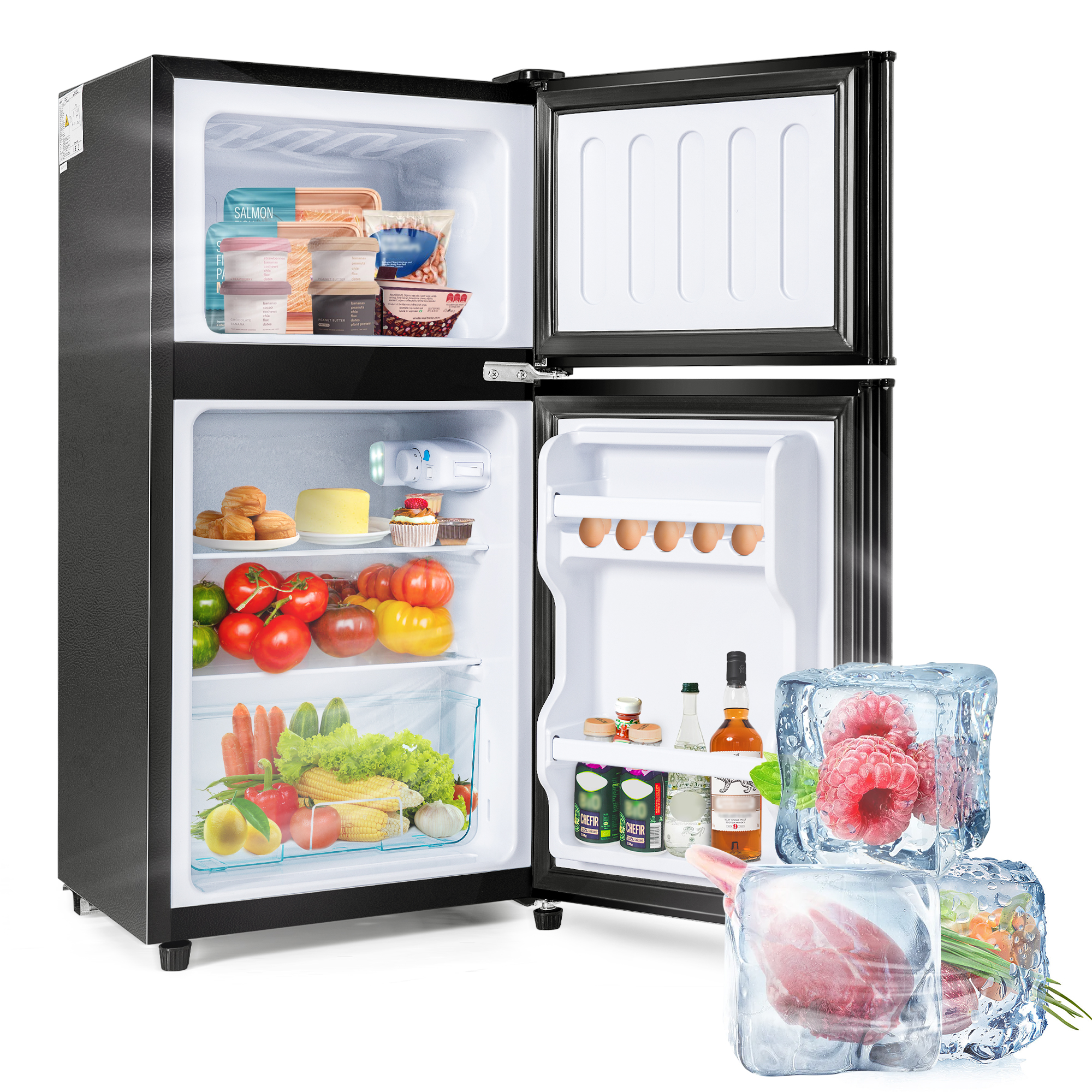 Schwarzer Kühlschrank mit geöffneten Türen, Essen im Inneren, Eiswürfel mit Früchten. Weißer Hintergrund.