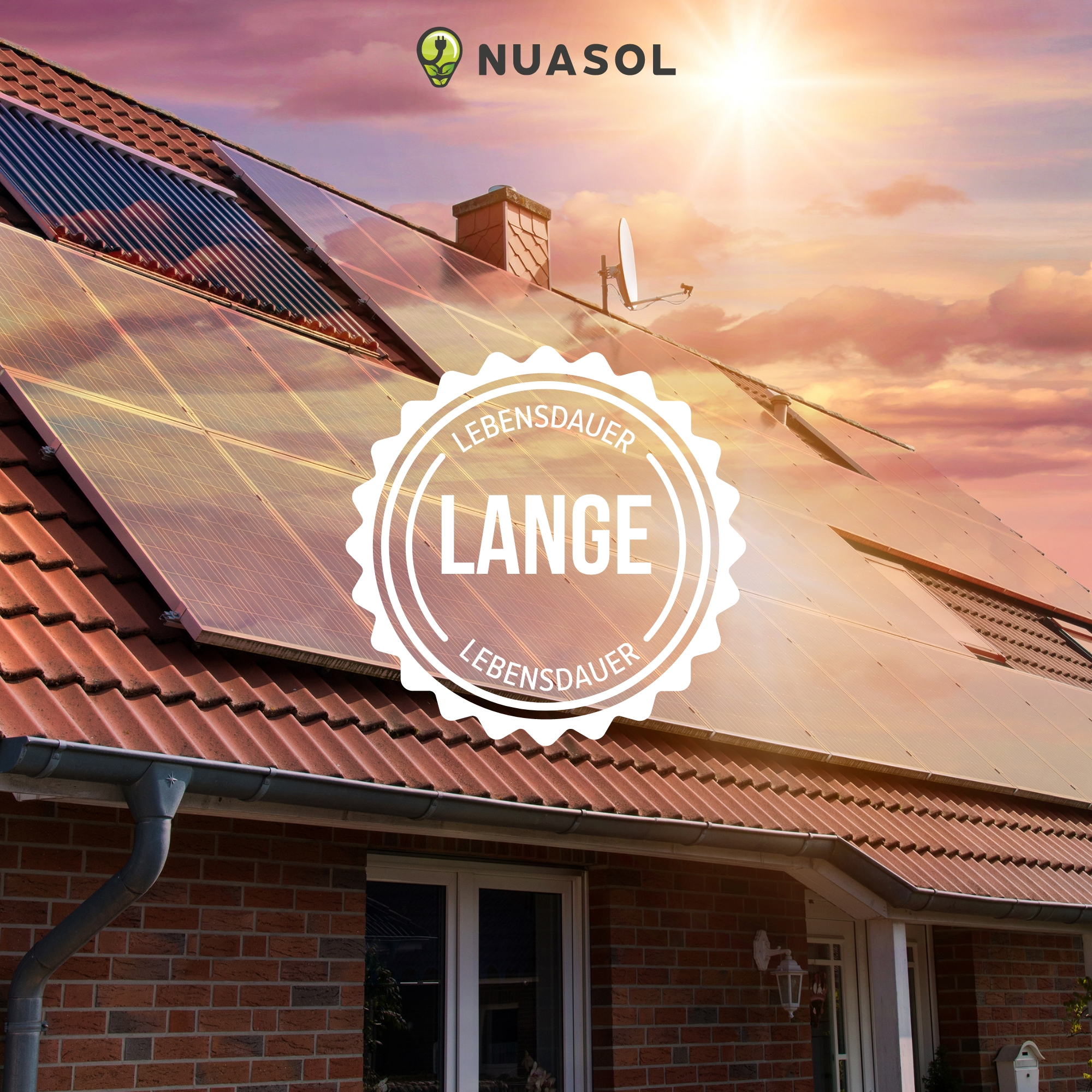 Solarmodule auf einem rot gefliesten Dach mit dem Label 'Lange Lebensdauer'.