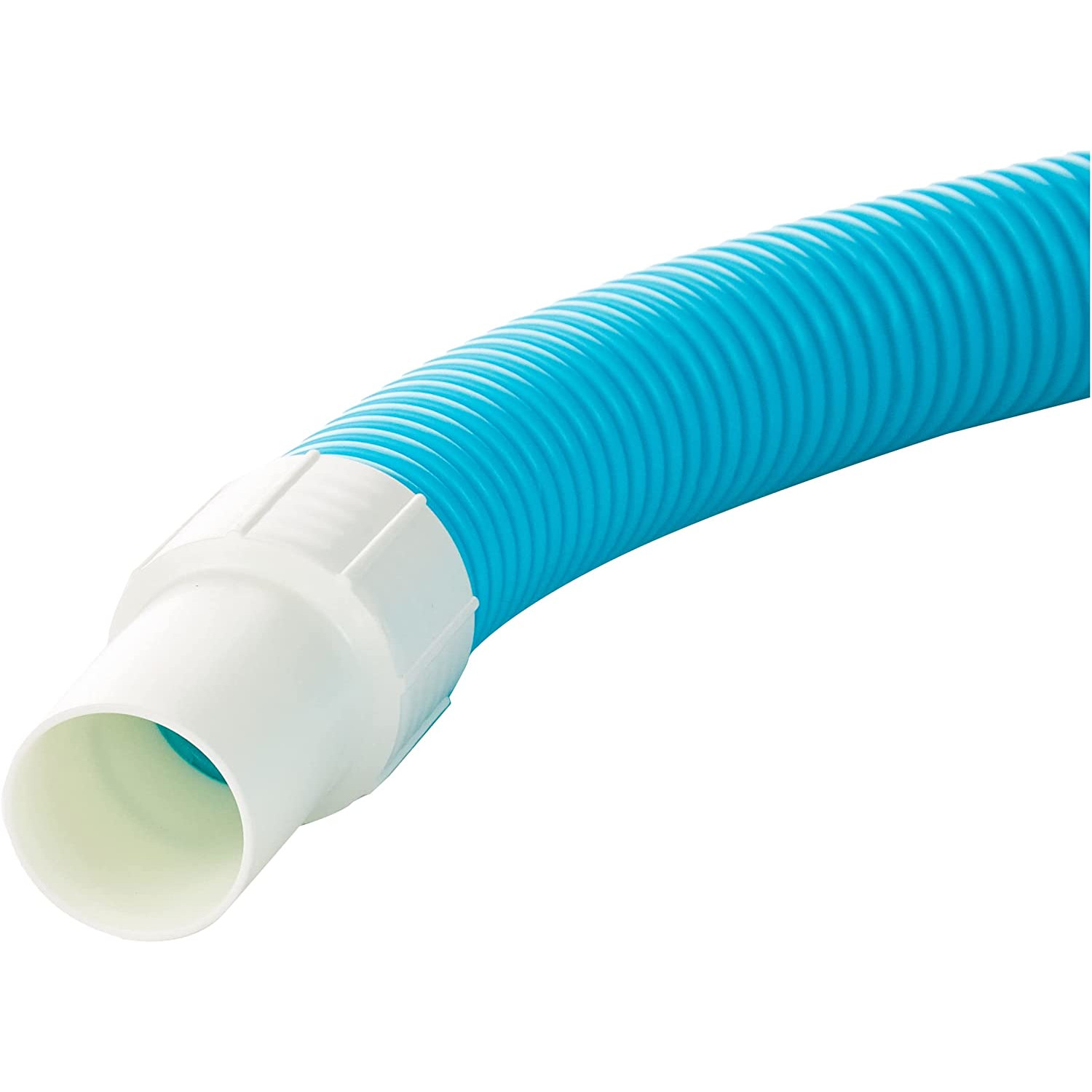 Ein blauer, flexibler Poolschlauch mit weißem Anschlussende. Es ist vor weißem Hintergrund.