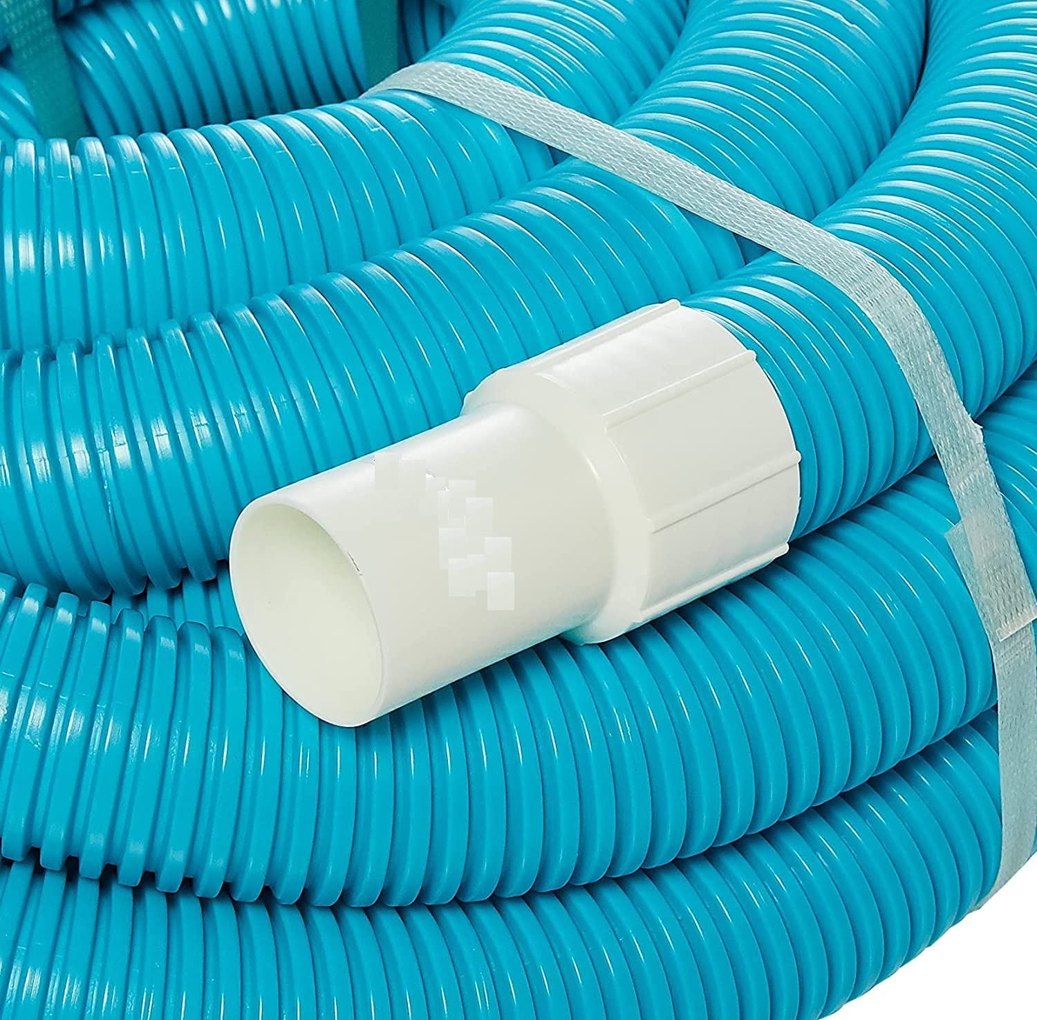 Ein blauer, geriffelter Poolschlauch mit weißem Anschluss und weißem Hintergrund.