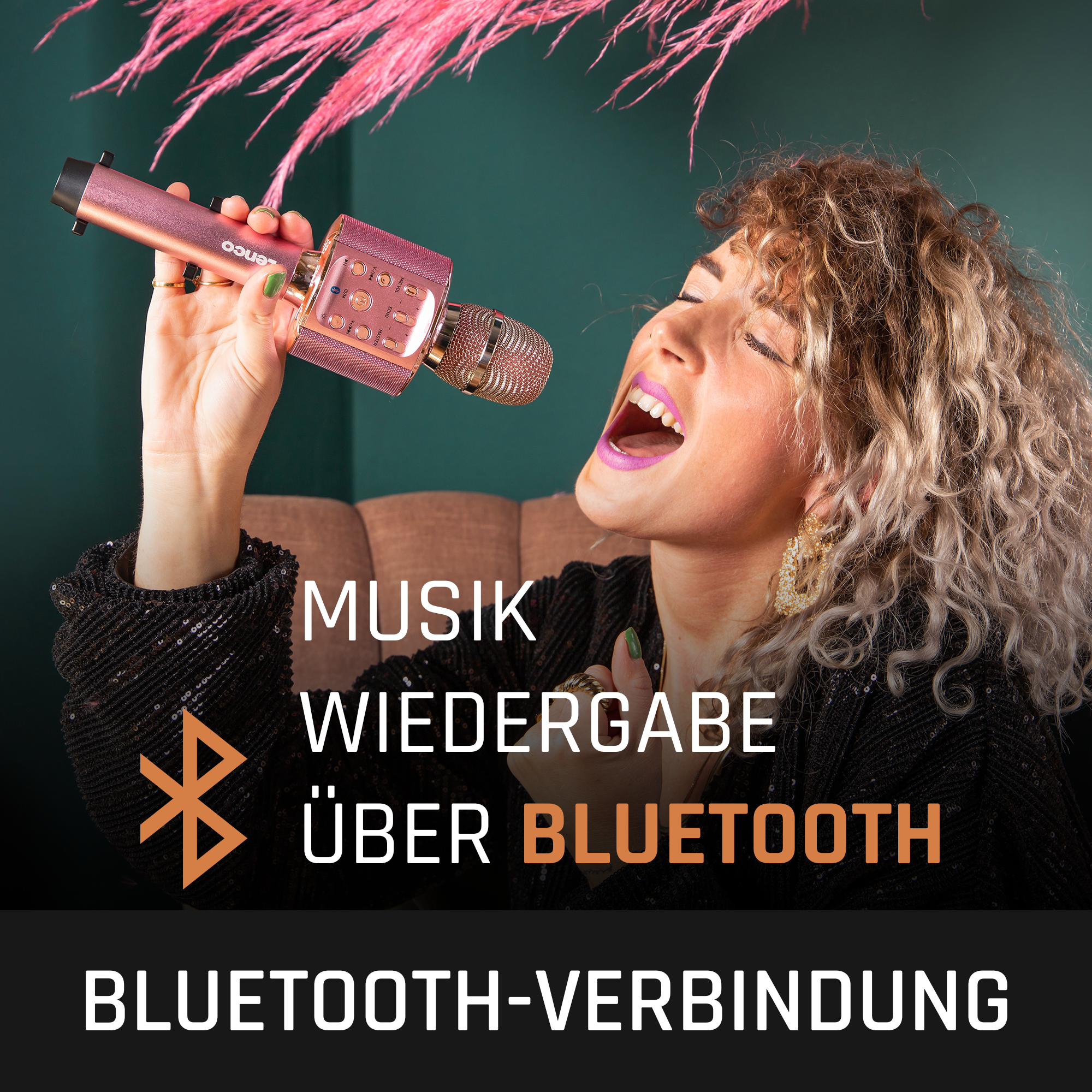 Frau singt mit pinkem Mikrofon, Text 'Musik Wiedergabe Über Bluetooth' wird gezeigt.