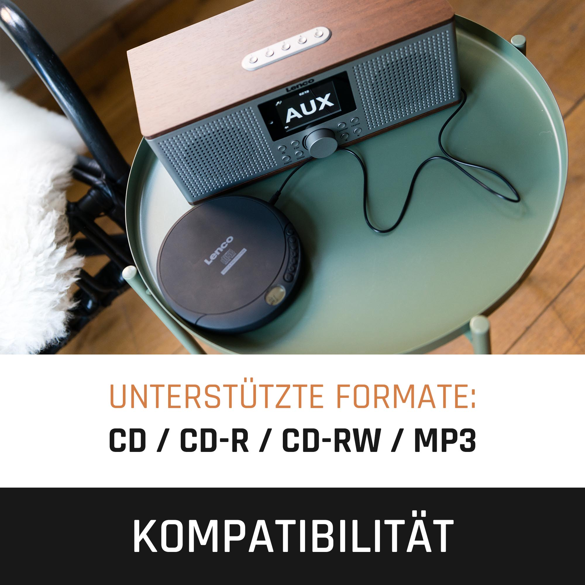 Ein Holzradio mit AUX-Anzeige und CD-Player auf einem grünen Tisch. Text: Unterstützte Formate.