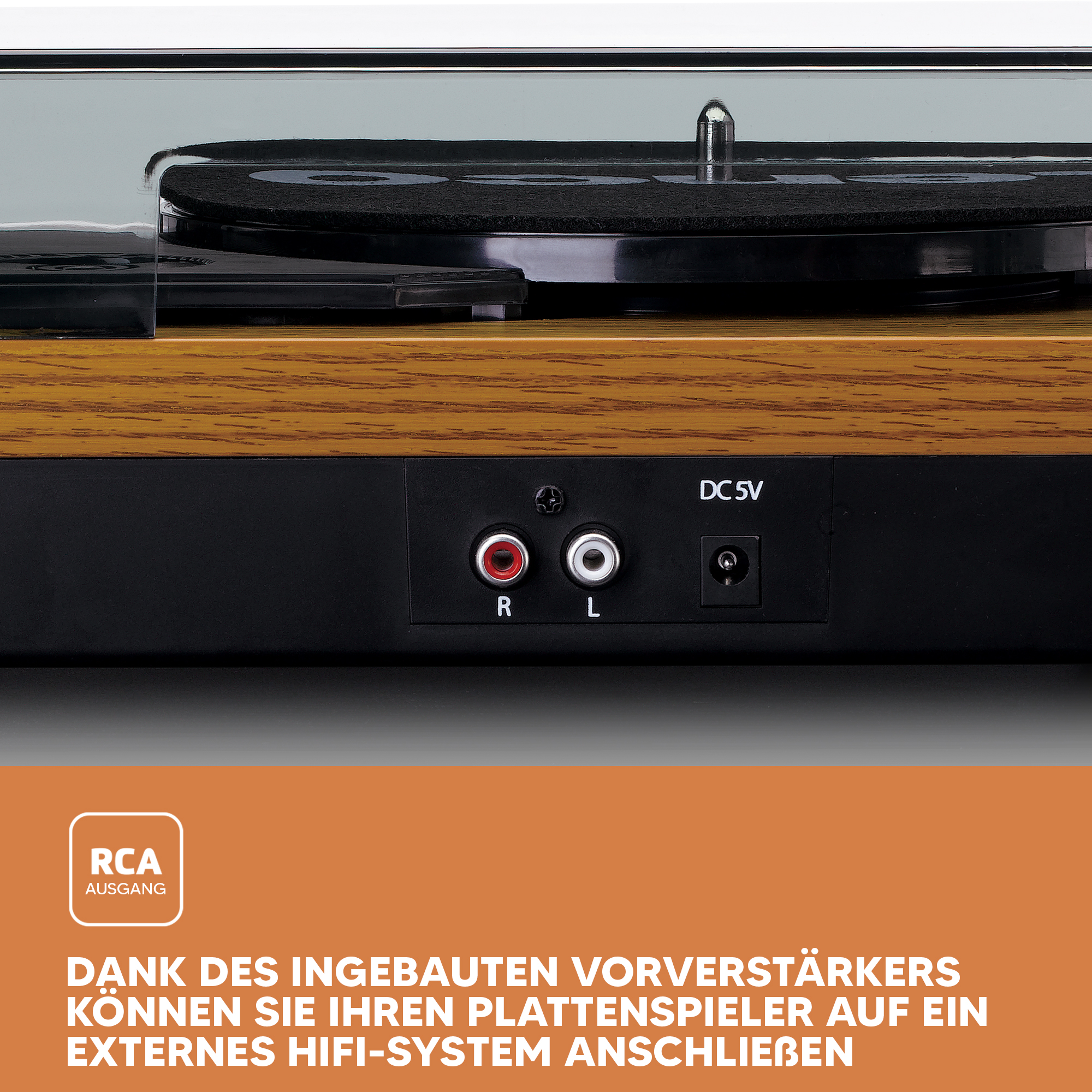 Gramofon z brązowym drewnem i czarnymi detalami. Widok z tyłu. Tekst po niemiecku na dole, białe tło.