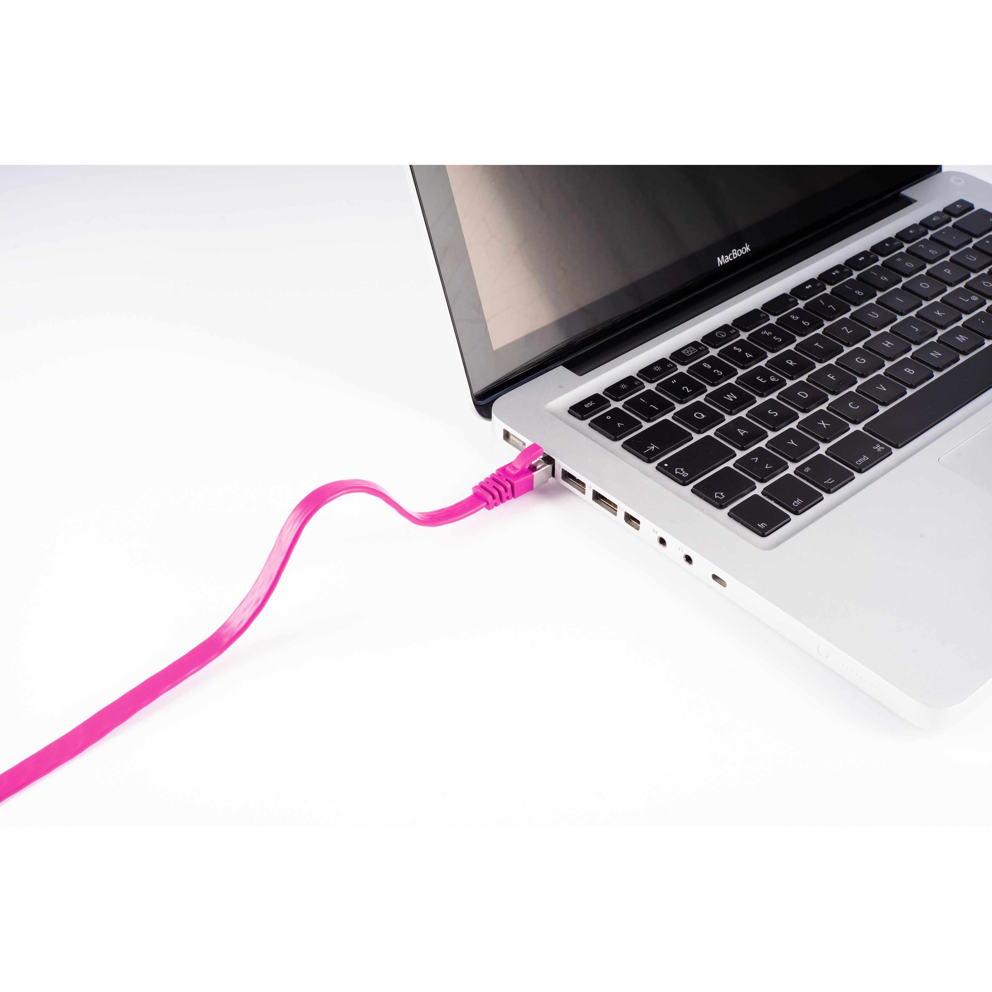 Un laptop con un cavo rosa collegato, su sfondo bianco.