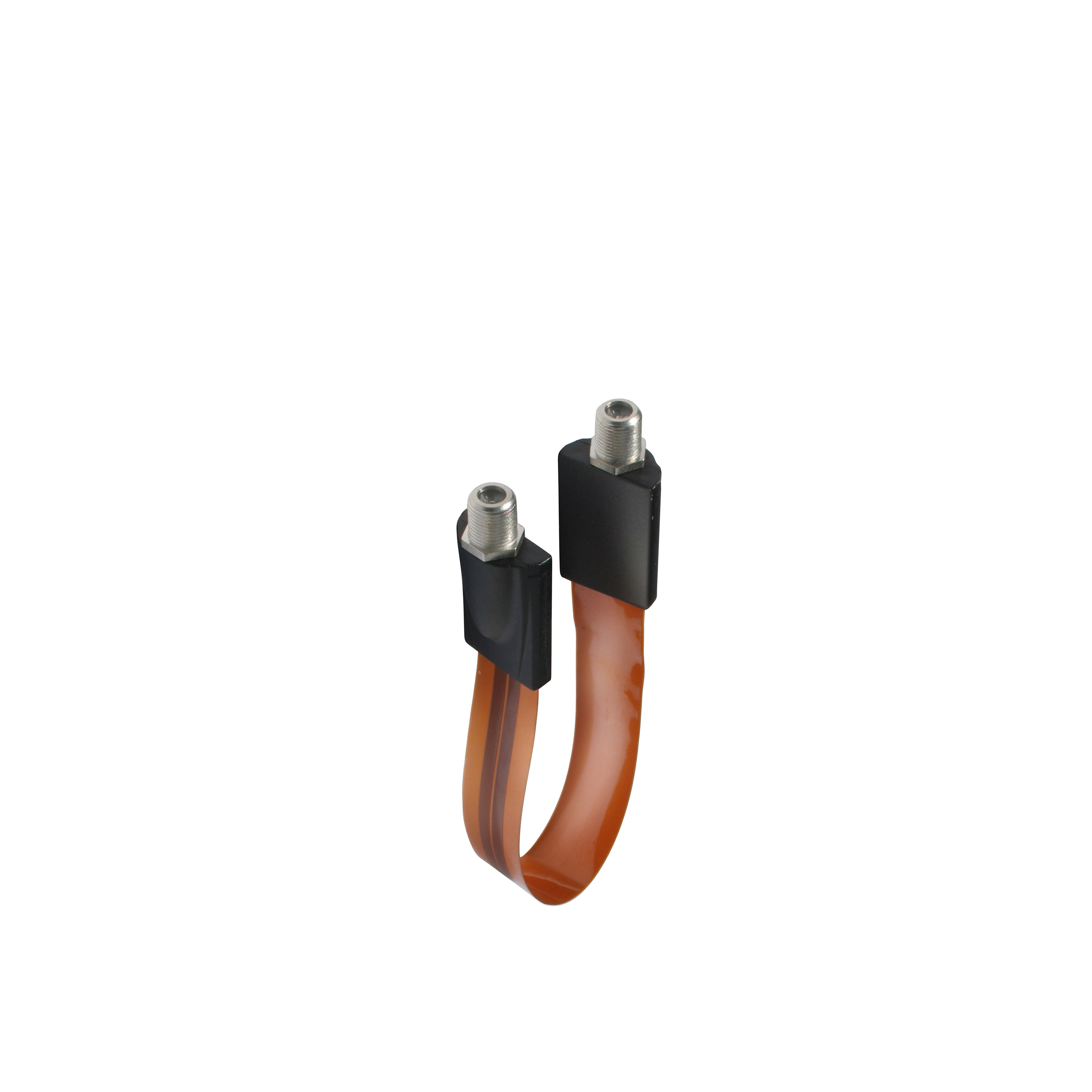 Zwei Verbinder durch ein flaches braunes Kabel verbunden, isoliert auf Weiß.