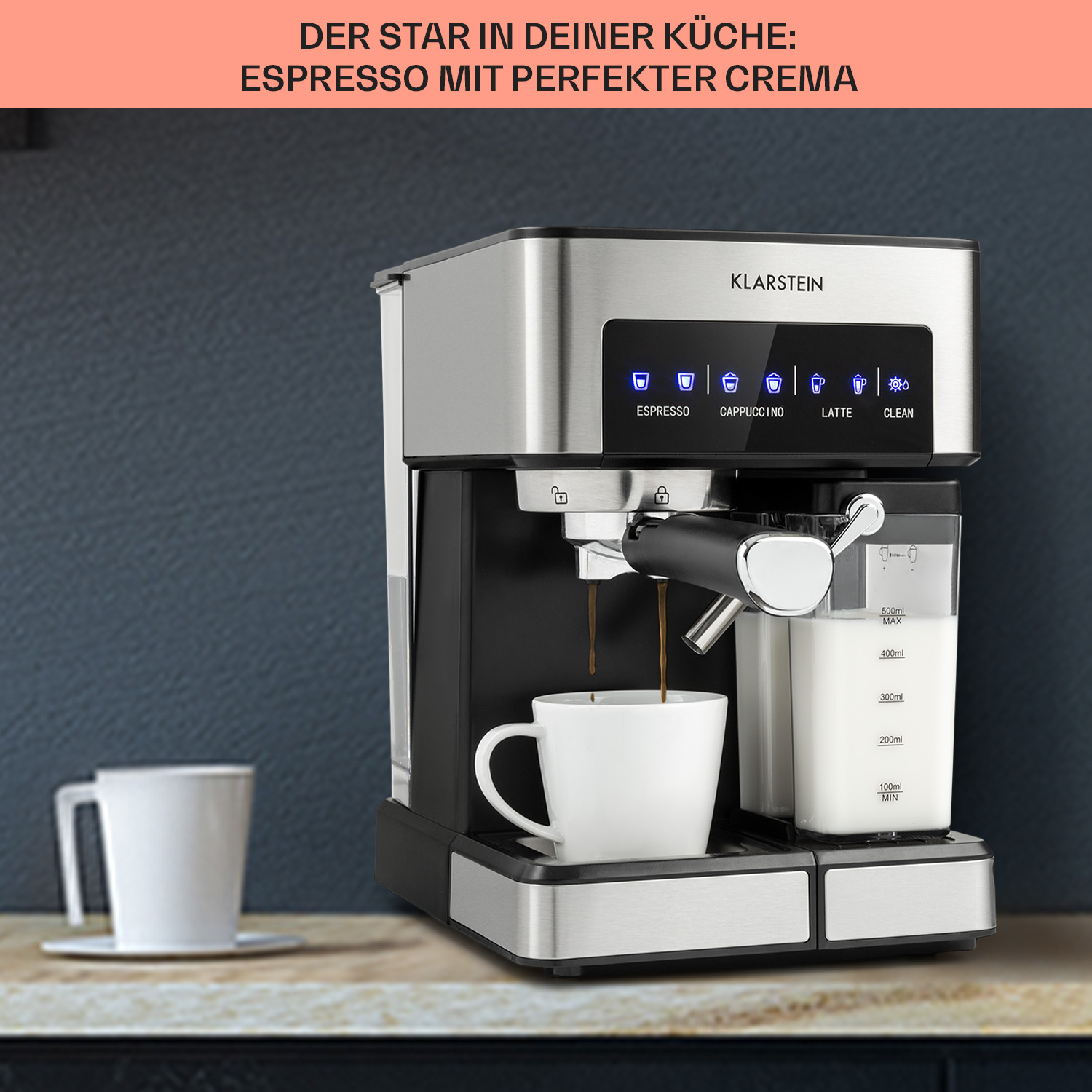 Máquina de espresso con café vertiéndose en una taza blanca, con una taza blanca en el fondo.