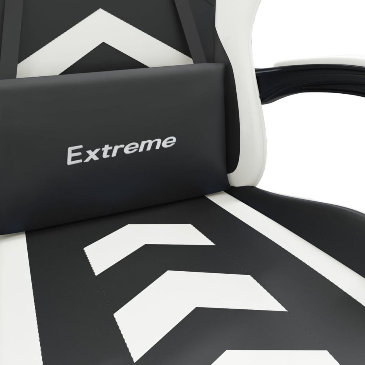 Nahaufnahme einer Gaming-Stuhlrückseite mit Schwarz-Weiß-Design und dem Wort „Extreme“.