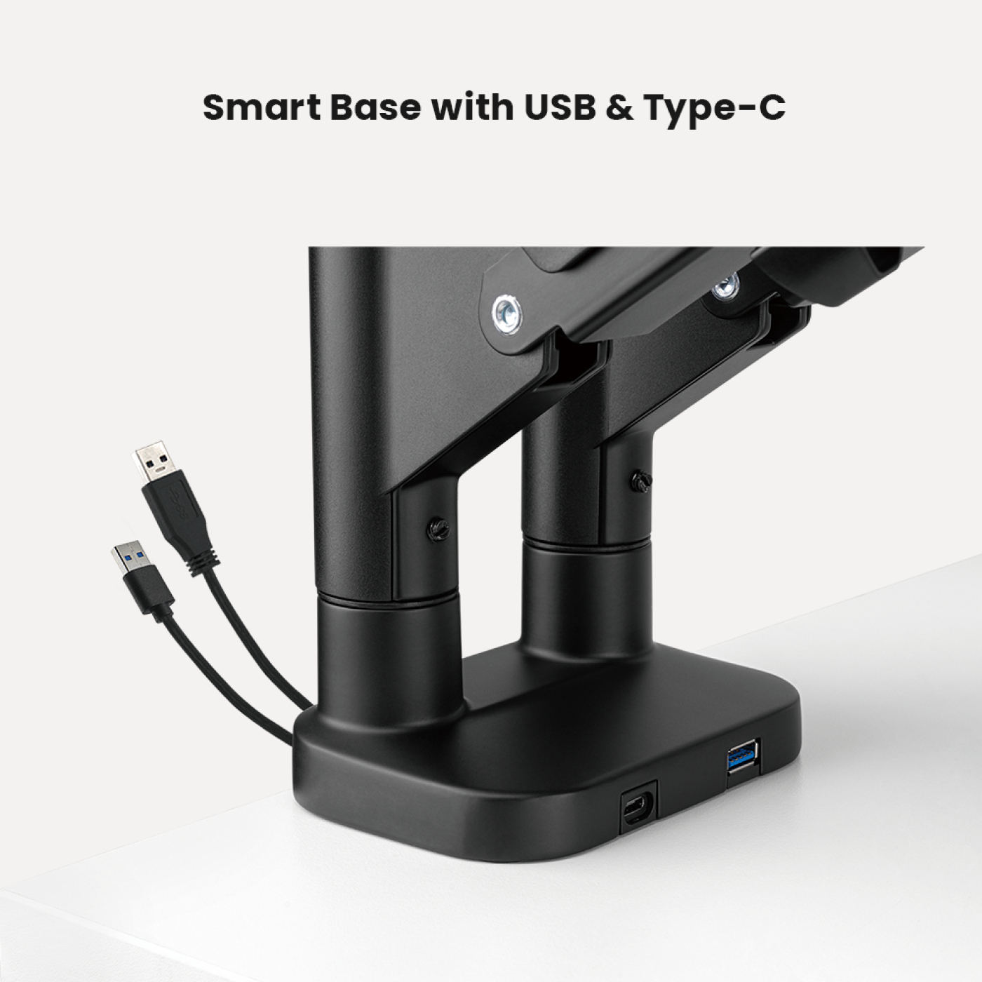 Schwarze Basis mit USB- und Typ-C-Anschlüssen. USB-Kabel eingesteckt. Weißer Hintergrund.