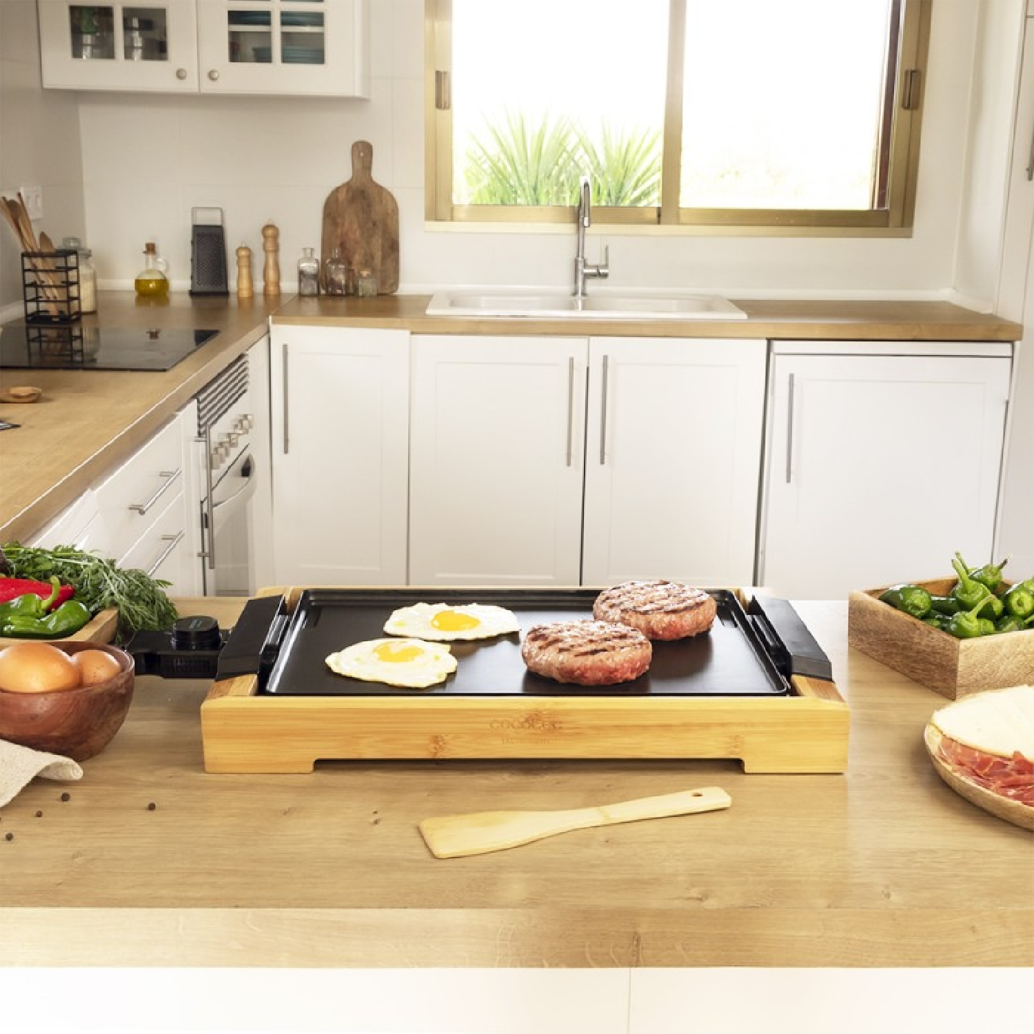 Una piastra con uova e hamburger cotti, con altri alimenti su un piano cucina.