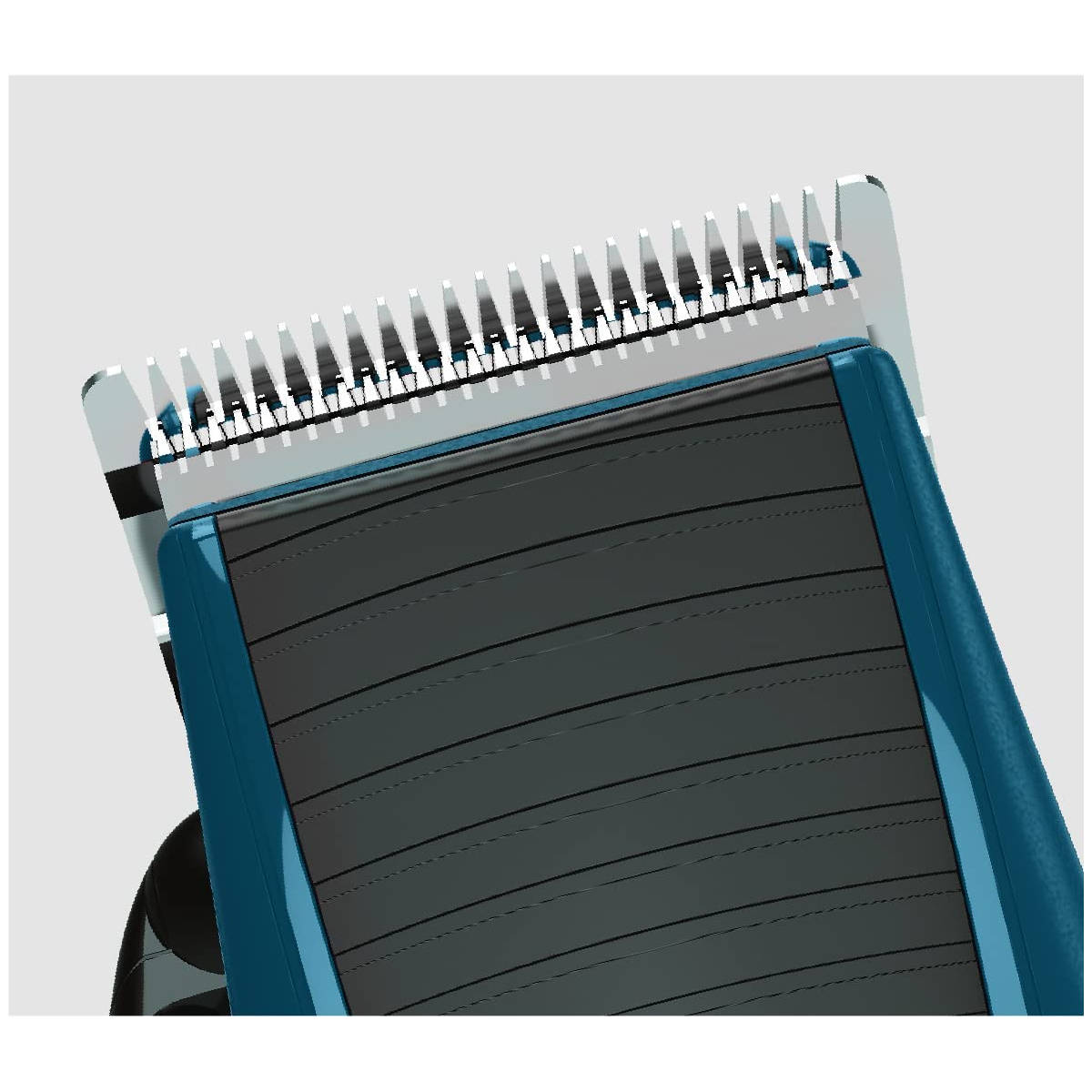 Primer plano de la cuchilla azul y negra de una cortadora de pelo, en ángulo sobre fondo gris claro.