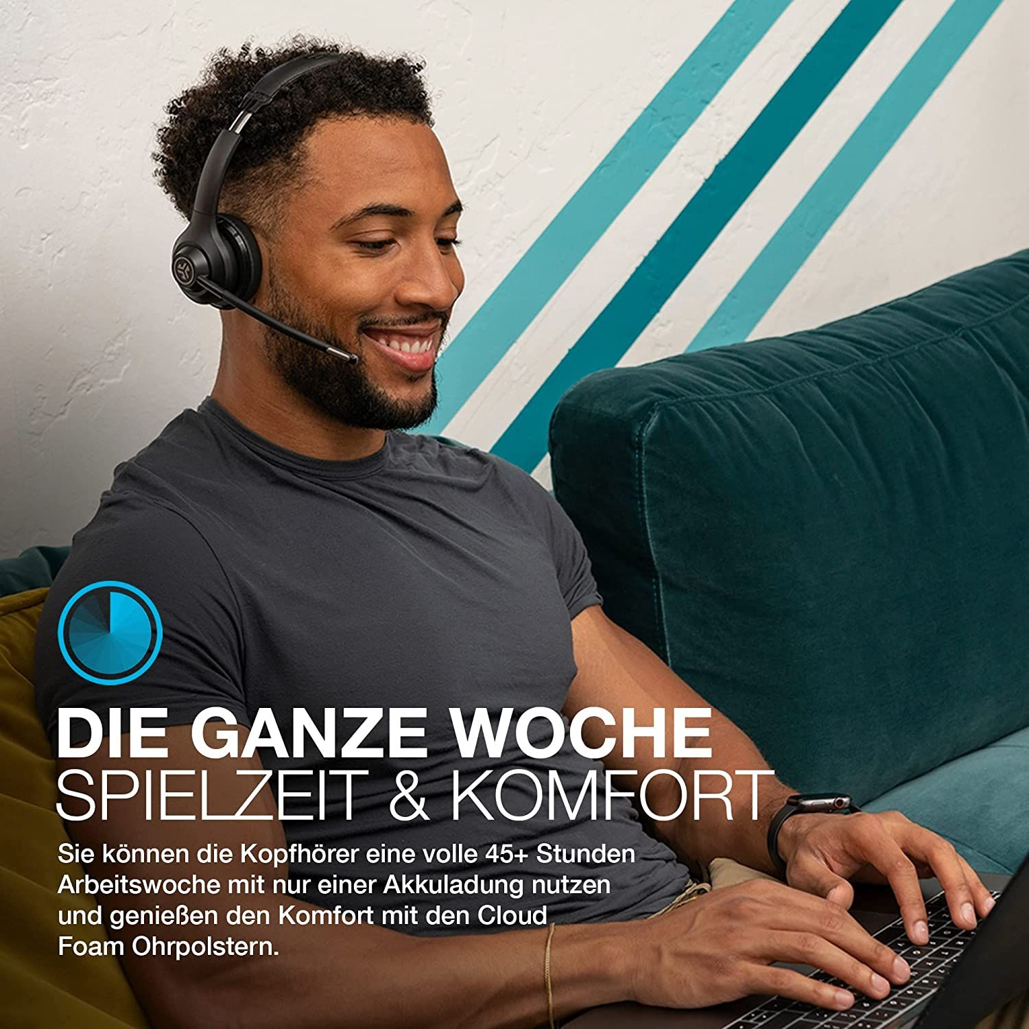 Mężczyzna w słuchawkach, używający laptopa, z tekstem o czasie gry i komforcie.