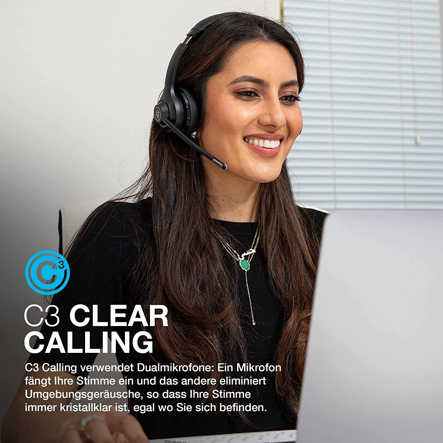 Kobieta w słuchawkach uśmiecha się do laptopa. Widoczne logo C3 Clear Calling.