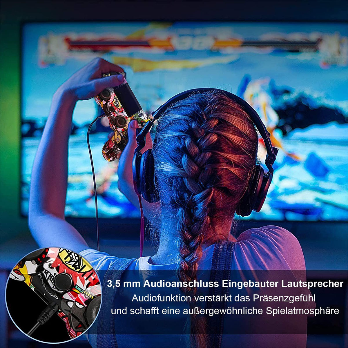 Person mit Kopfhörern spielt ein Spiel mit einem bunten Controller. Text über Audiofunktionen.