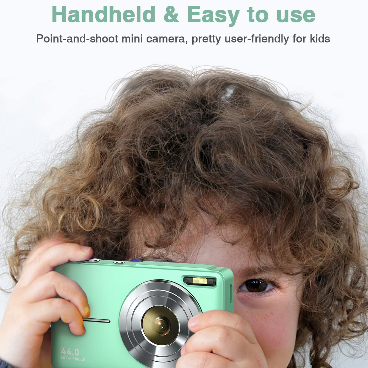 Dziecko trzymające miętowo-zielony aparat, patrzące na niego. Tekst: Przenośny i łatwy w użyciu.
