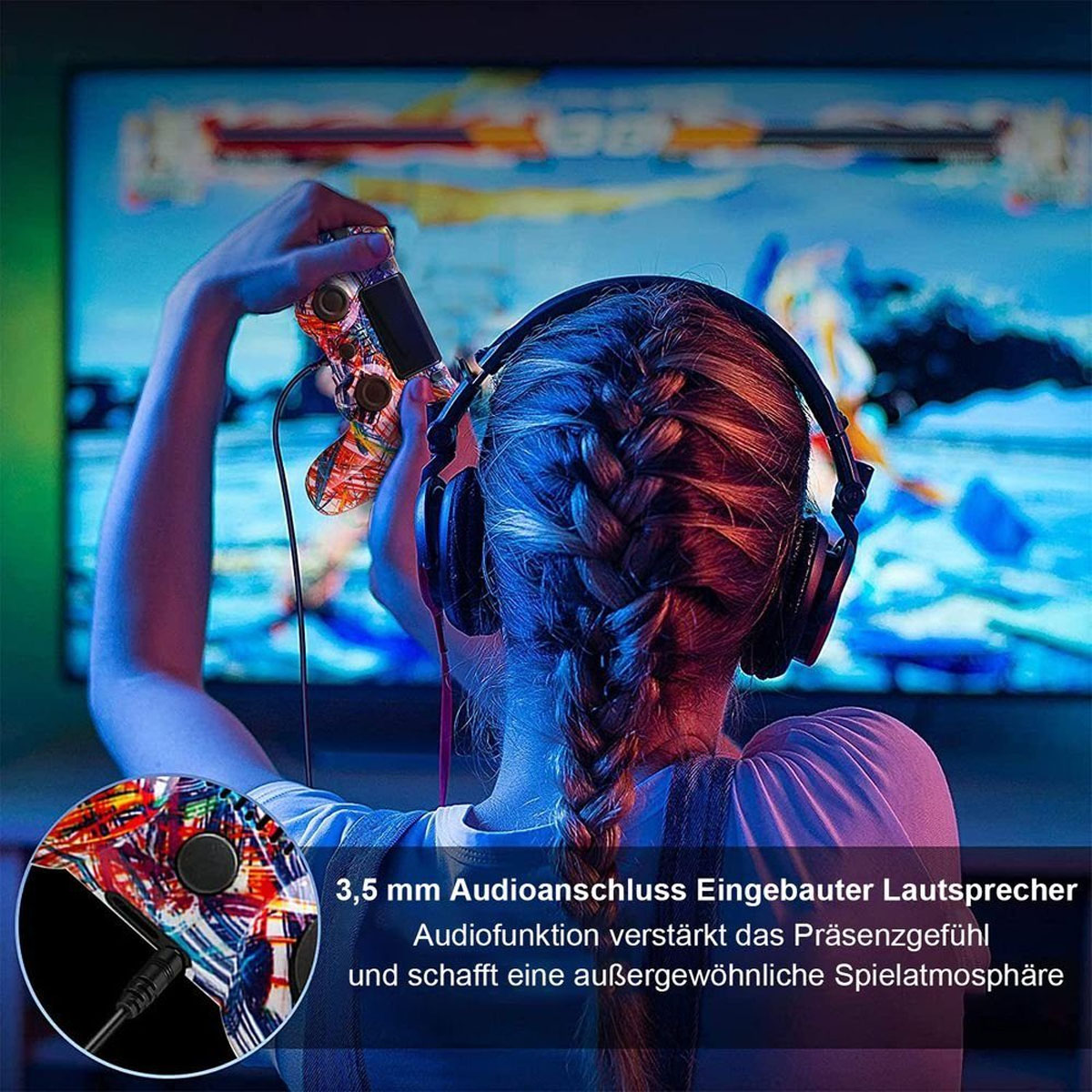Eine Person spielt mit einem bunten Controller und Kopfhörern. Ein Bildschirm ist im Hintergrund.