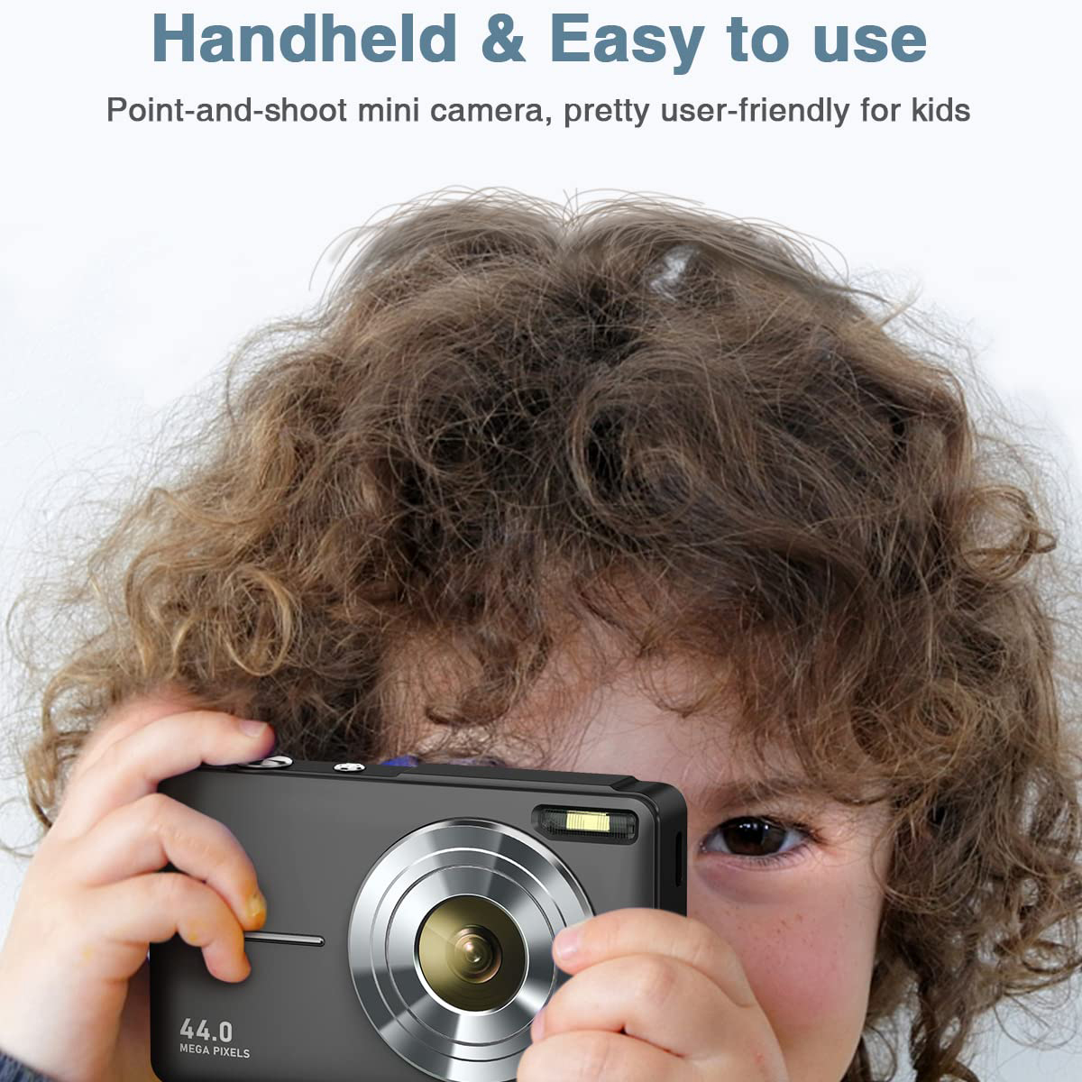 Dziecko trzyma czarny aparat. Tłem jest zbliżenie twarzy dziecka.