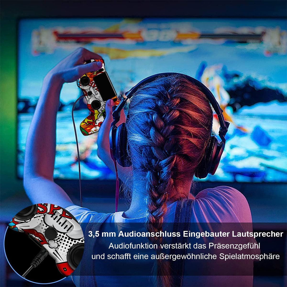 Eine Person spielt mit einem Controller ein Spiel, trägt Kopfhörer, auf einem Bildschirm.