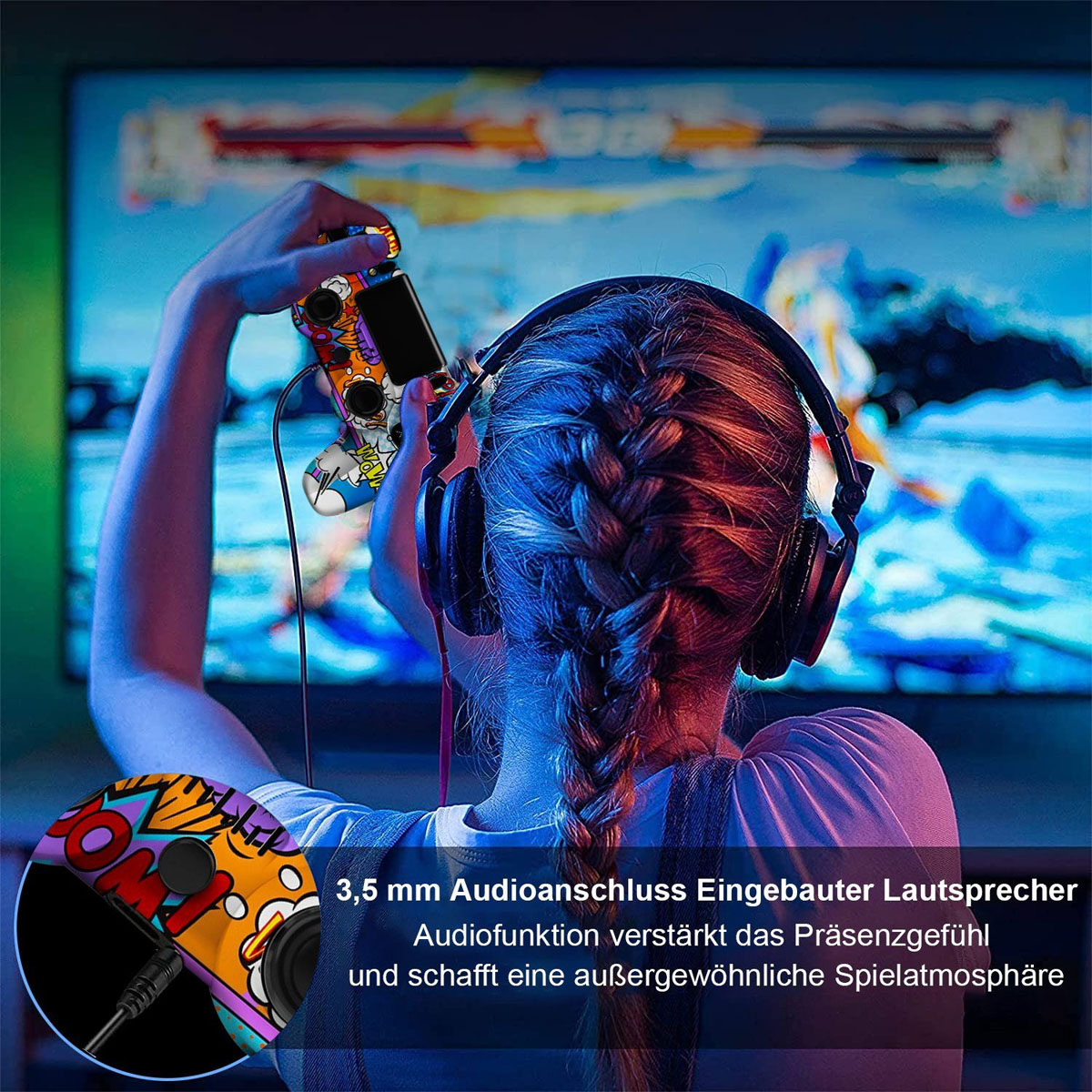 Person spielt ein Spiel mit Controller und Kopfhörern. Der Controller hat ein farbenfrohes Design. Der Bildschirm ist sichtbar.