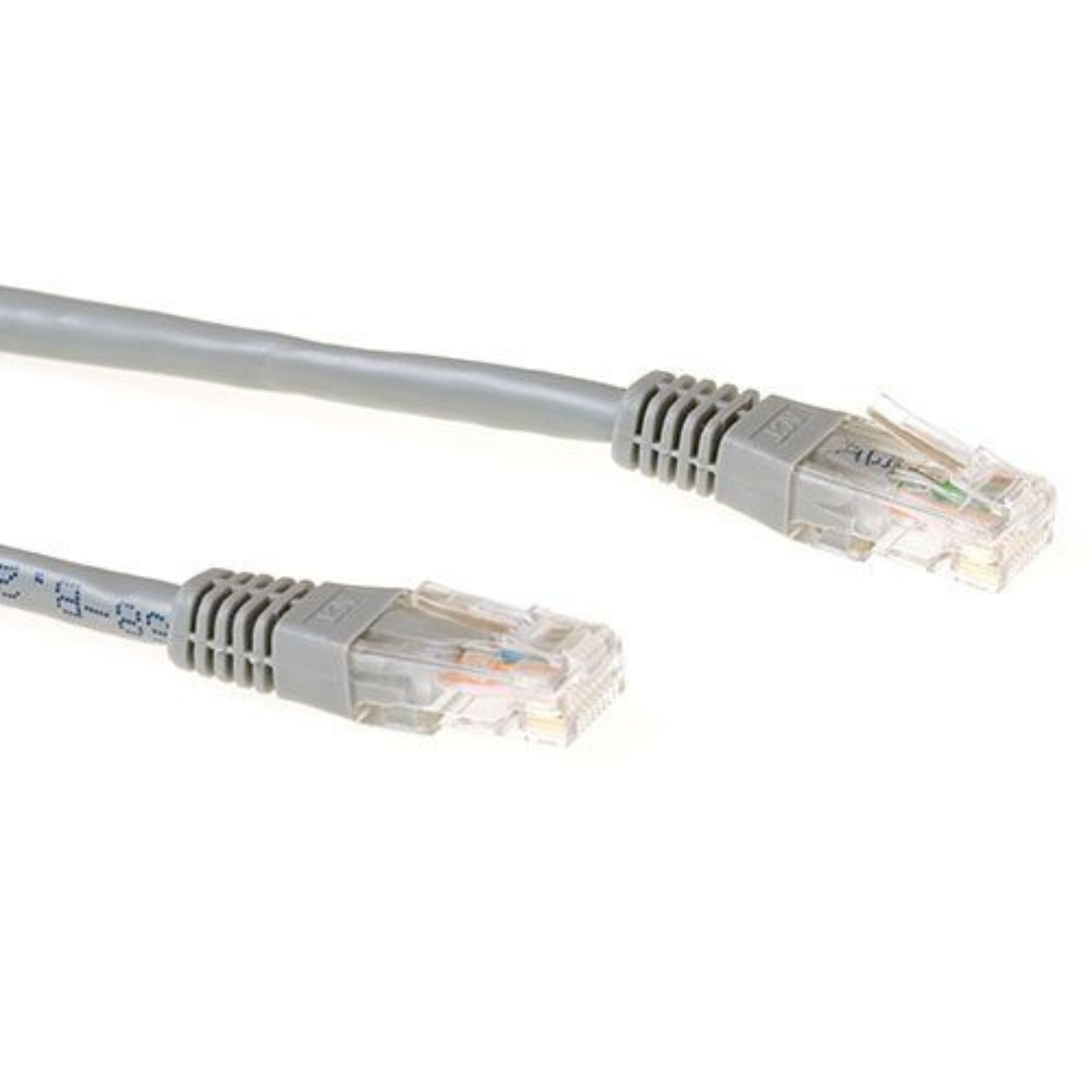 Graues Netzwerkkabel mit Steckern an beiden Enden. Klares Plastik an den Steckern.