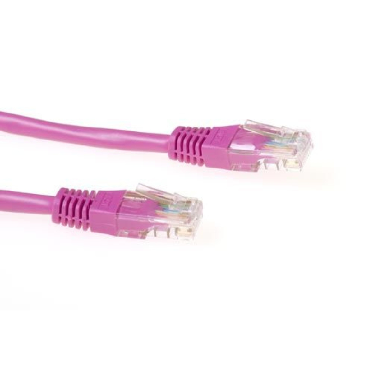 Twee roze Ethernet-kabels met doorzichtige connectoren. De kabels liggen op een witte achtergrond, in tegengestelde richtingen gekanteld.