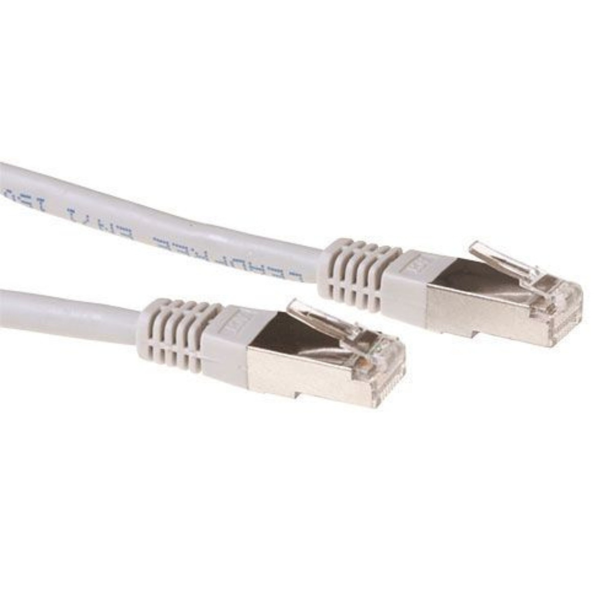 Câble Ethernet blanc avec deux connecteurs RJ45. Les connecteurs sont de couleur argentée.