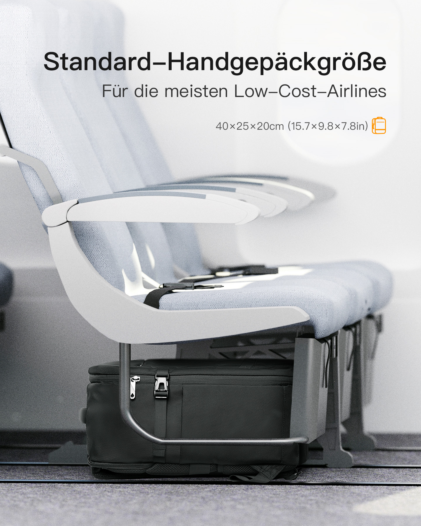 Flugzeugsitze mit Tasche darunter. Text zeigt Standardgröße für Billigfluglinien mit Abmessungen an.