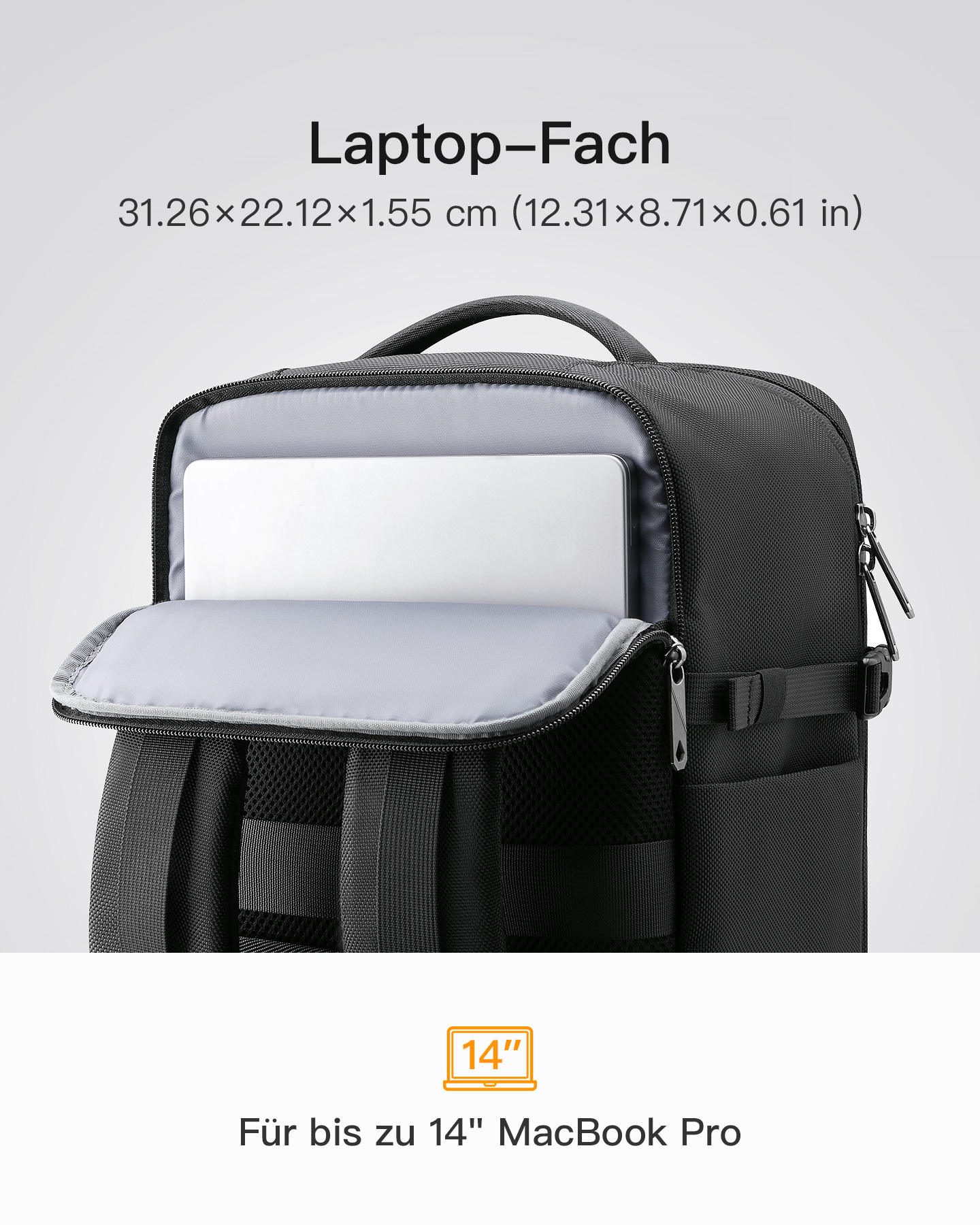Ein Rucksack mit offenem Laptopfach, das einen silbernen Laptop zeigt, mit Text über die Abmessungen.