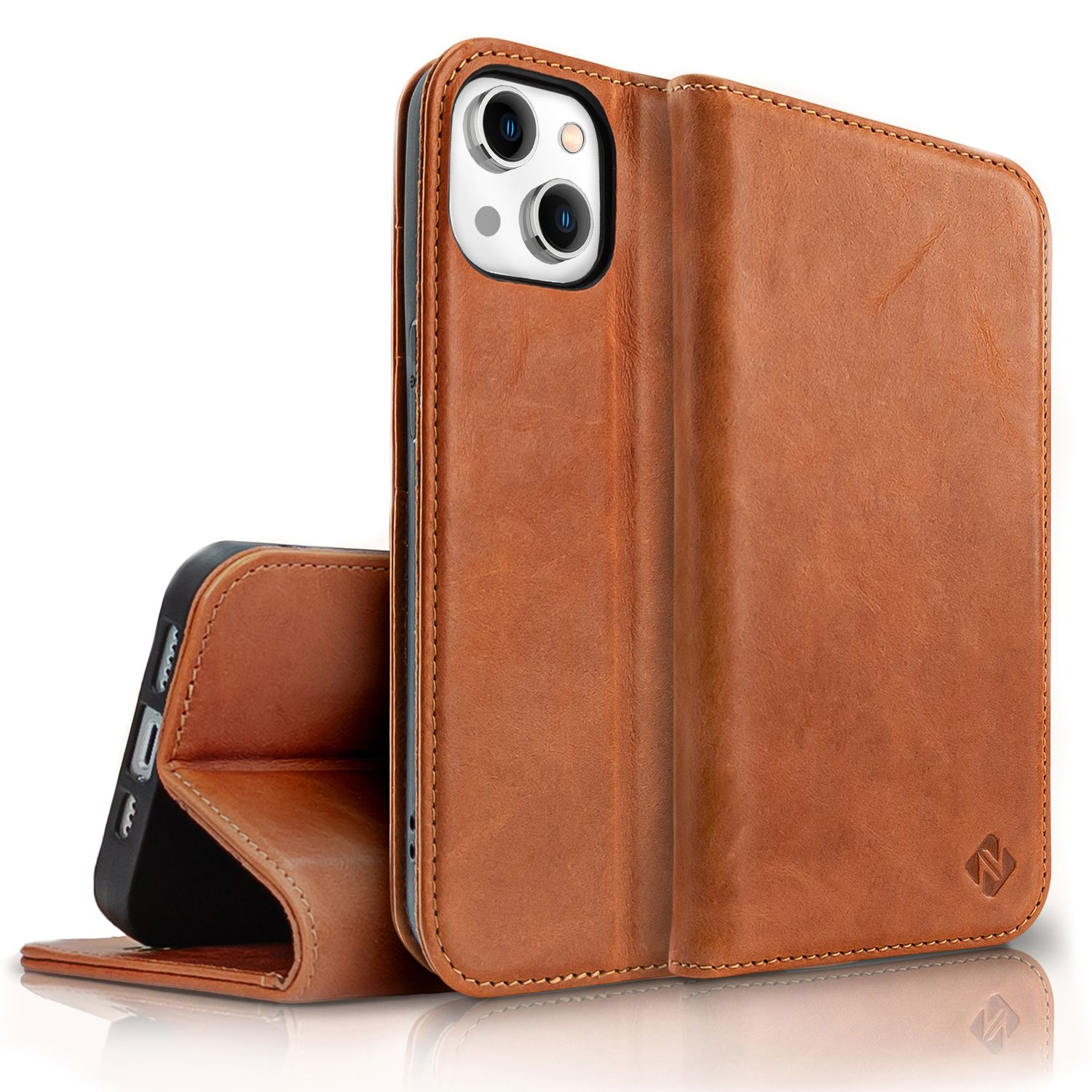 Una funda de cuero marrón para teléfono con un teléfono dentro. La funda está abierta, mostrando la cámara y la pantalla del teléfono. El fondo es blanco.