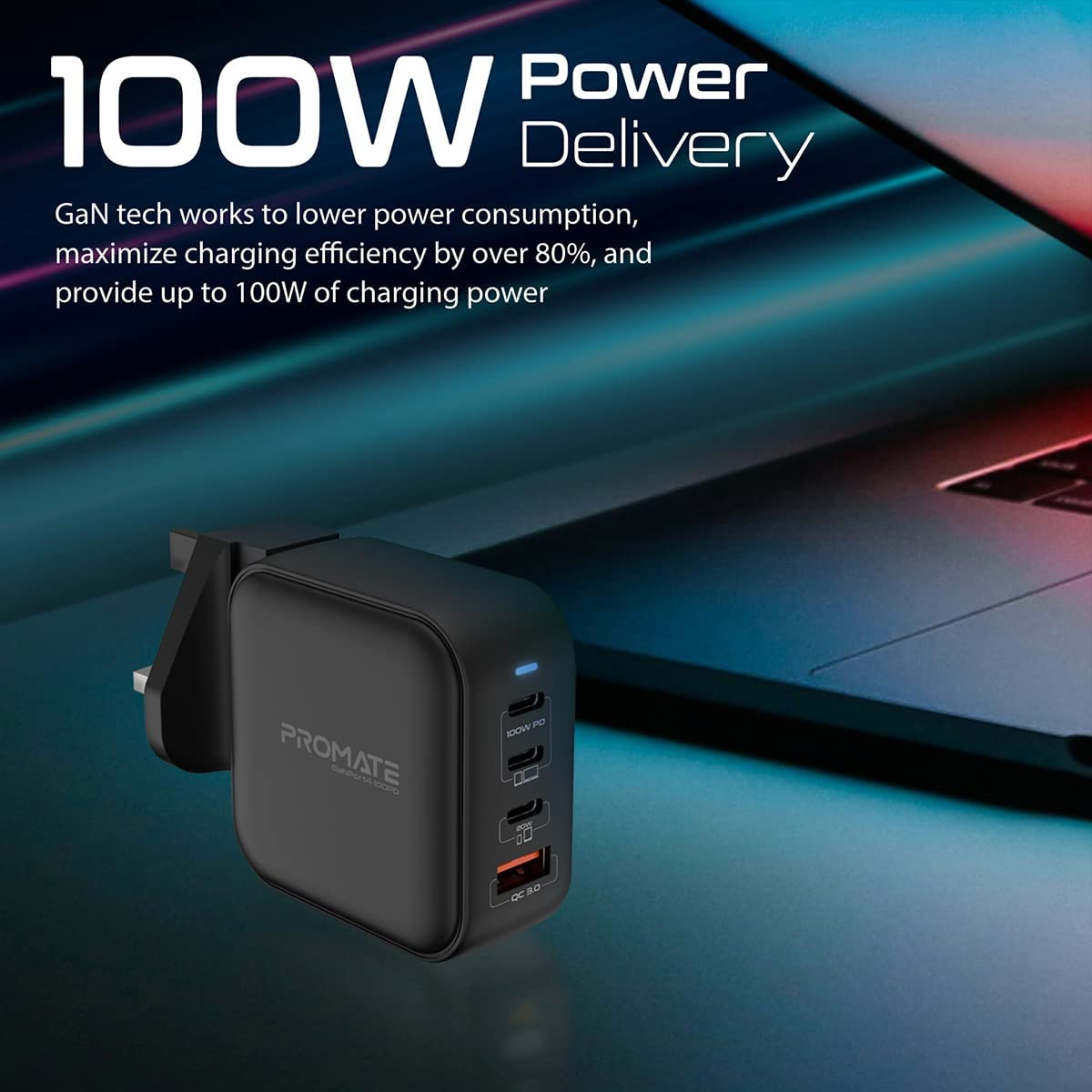 Un adaptador de corriente negro con varios puertos y texto que dice 100W Power Delivery.