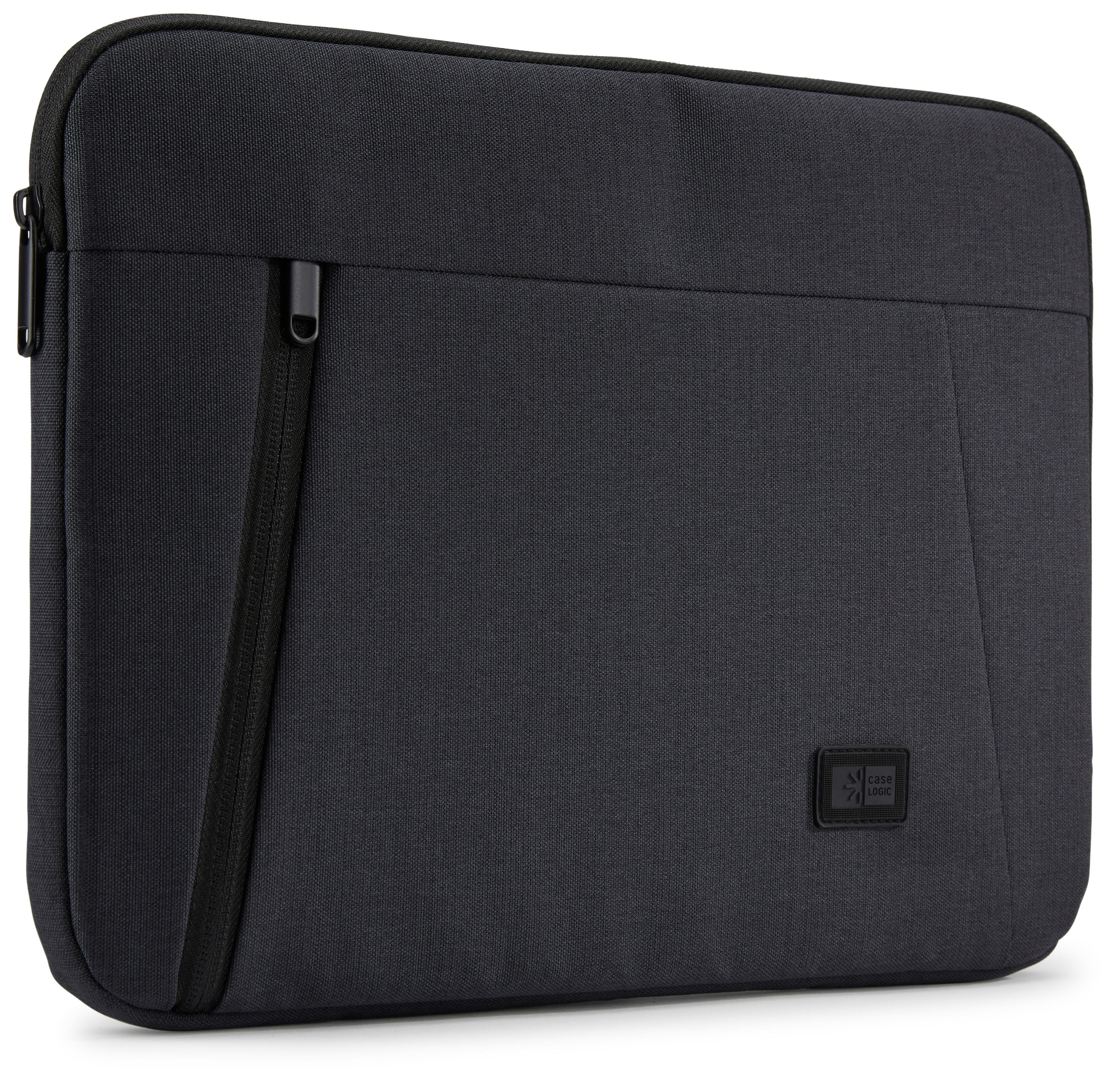 Zwarte laptoptas met rits en klein logo. Het is rechthoekig.