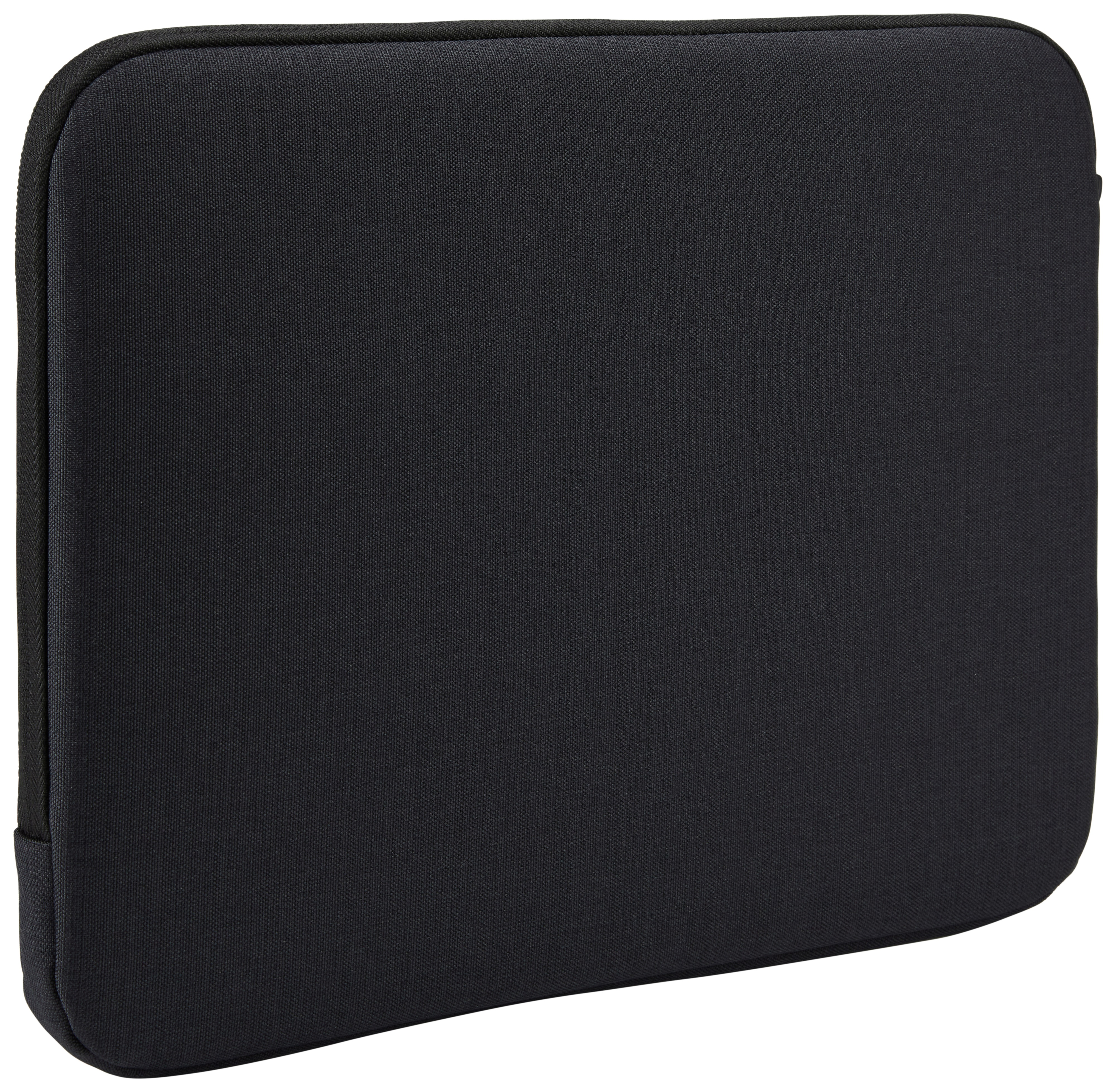 Zwarte laptoptas, gesloten en effen, op een witte achtergrond.