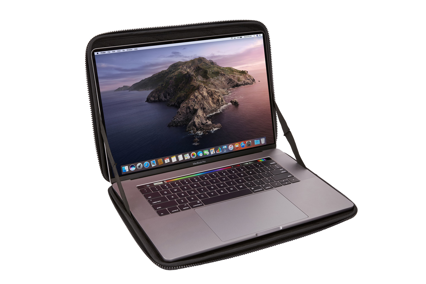 Offener Laptop in einer Hülle. Zeigt eine Berglandschaft. Schwarze Laptop-Hülle.