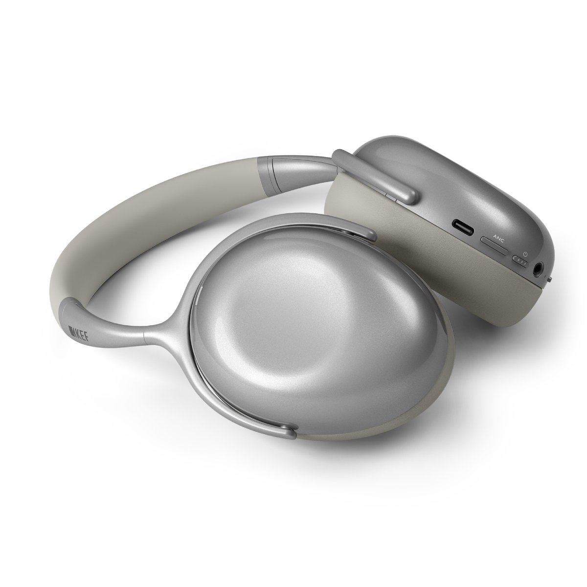 Cuffie wireless argento e grigie su una superficie bianca, con un design dettagliato.