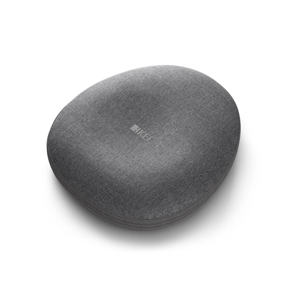 Custodia per altoparlante KEF grigia, di forma ovale. La superficie è strutturata e ha il logo KEF in alto.
