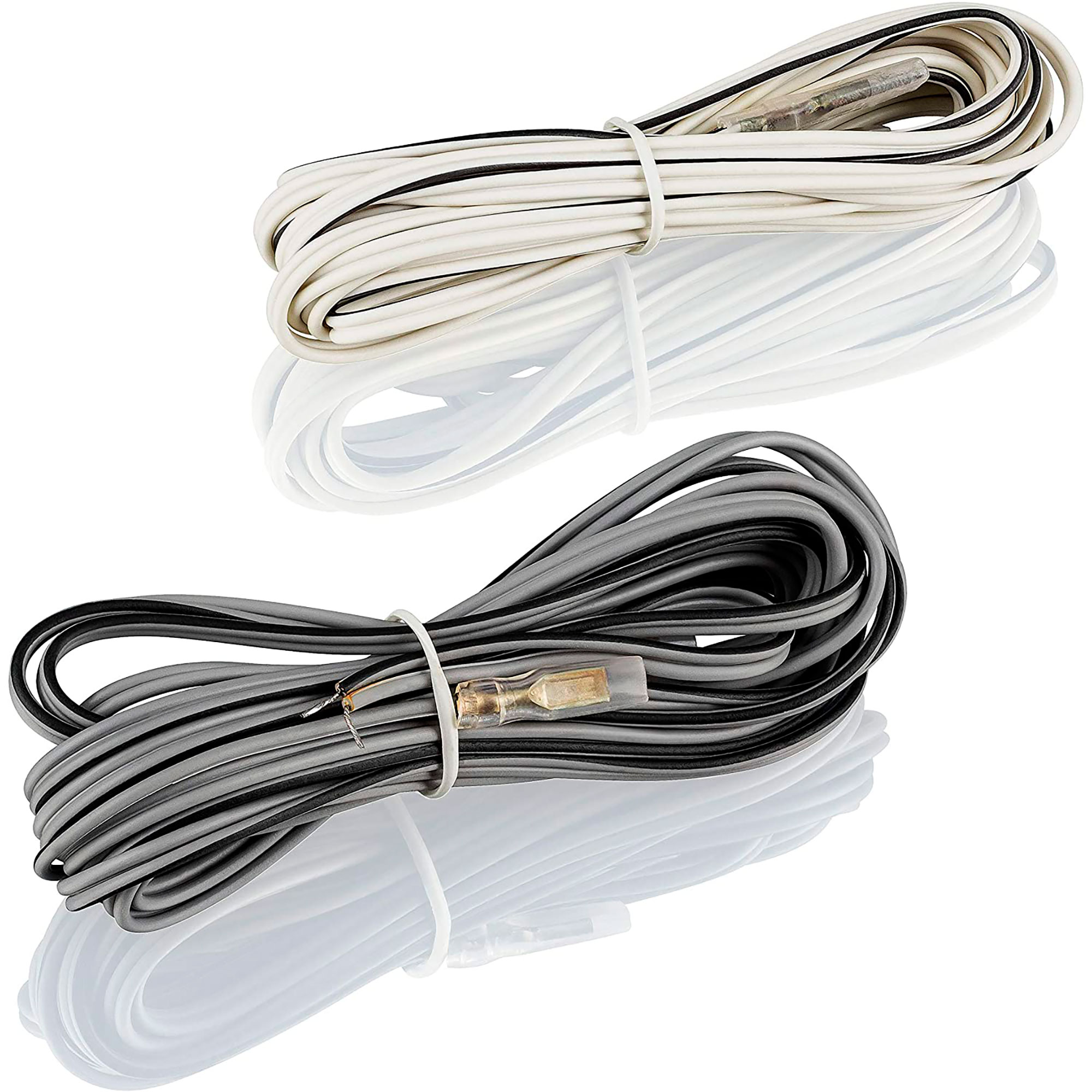 Dos cables agrupados, uno blanco y otro gris, con conectores.