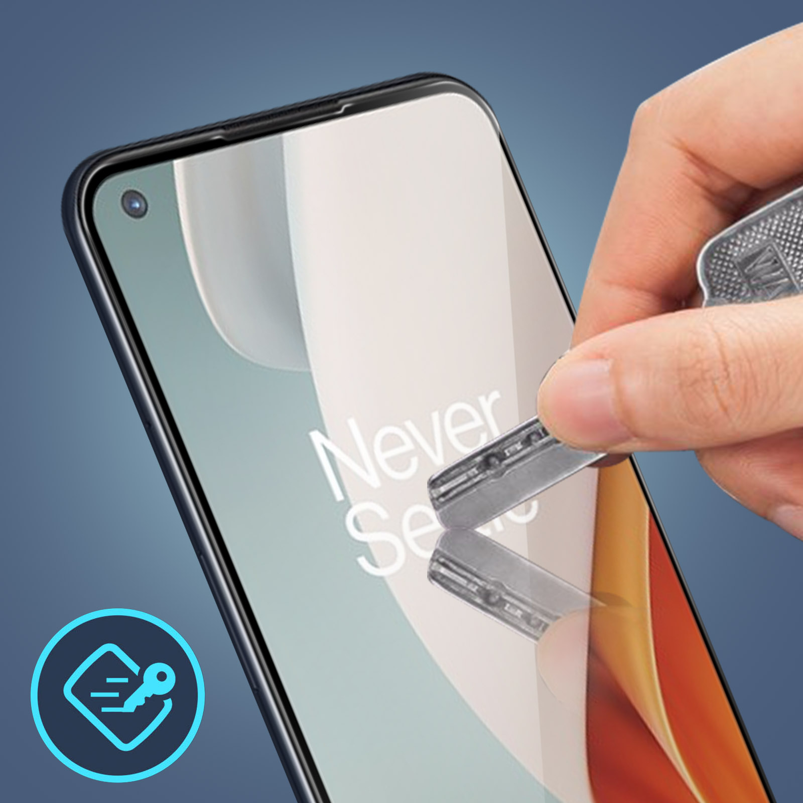 Mano che applica una protezione per lo schermo a un telefono. Il telefono ha le parole "Never Settle" sullo schermo.