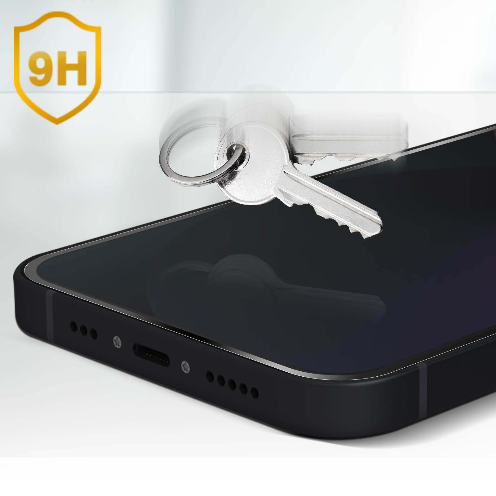 Un telefono con protezione schermo e una chiave, che mostra protezione, su sfondo bianco.