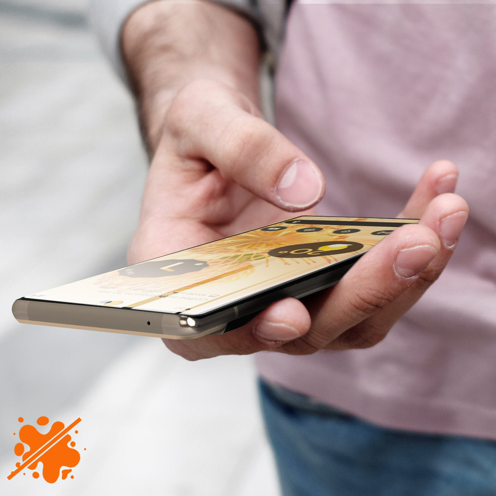 Una mano che tiene un telefono con una protezione per lo schermo. Lo schermo mostra un'interfaccia. Schizzo di vernice arancione.