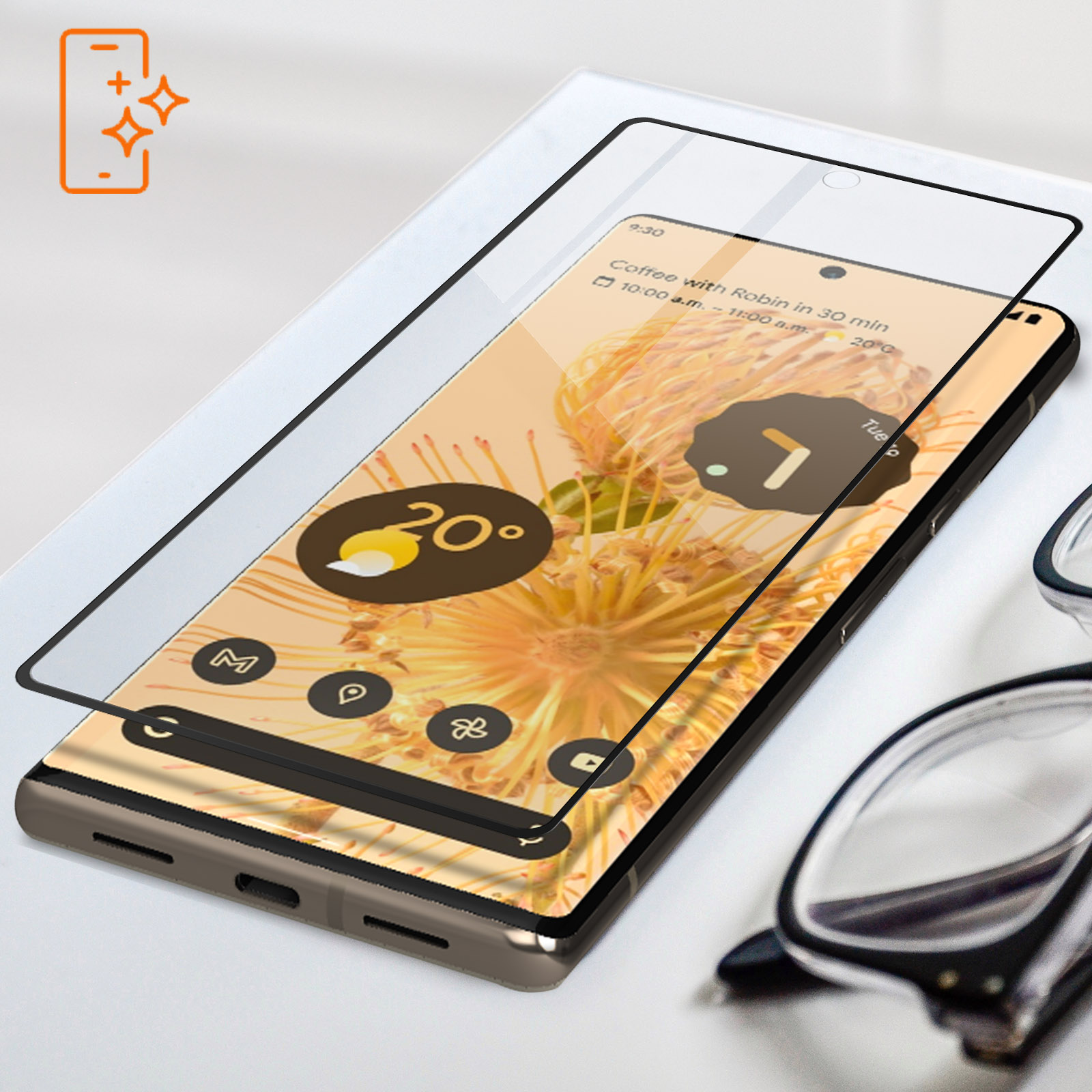 Telefono con protezione schermo, occhiali e vista calendario. Il telefono è su una superficie bianca.