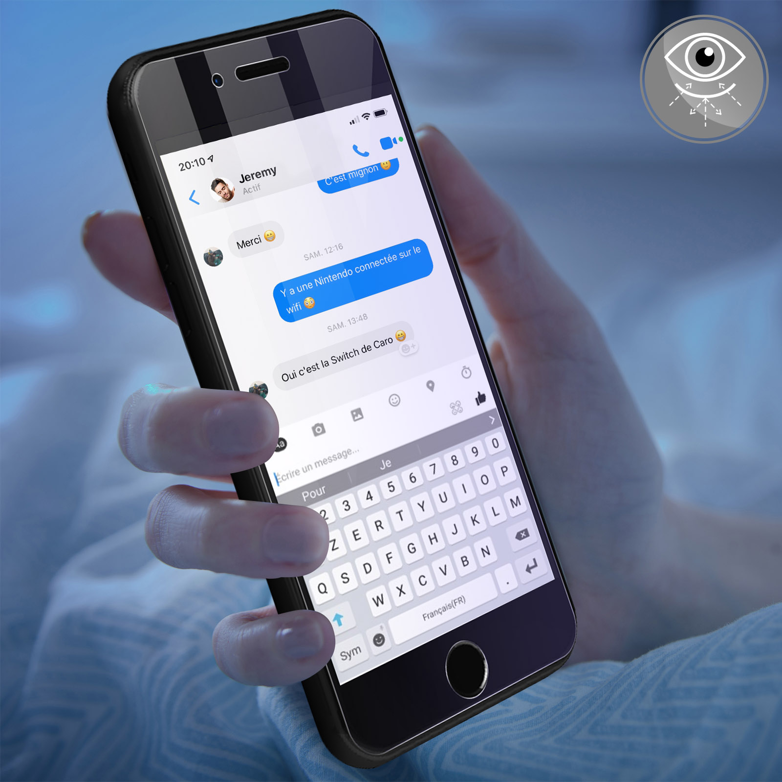 Smartphone tenuto in mano, che mostra una chat con un amico. Tastiera in basso sullo schermo.