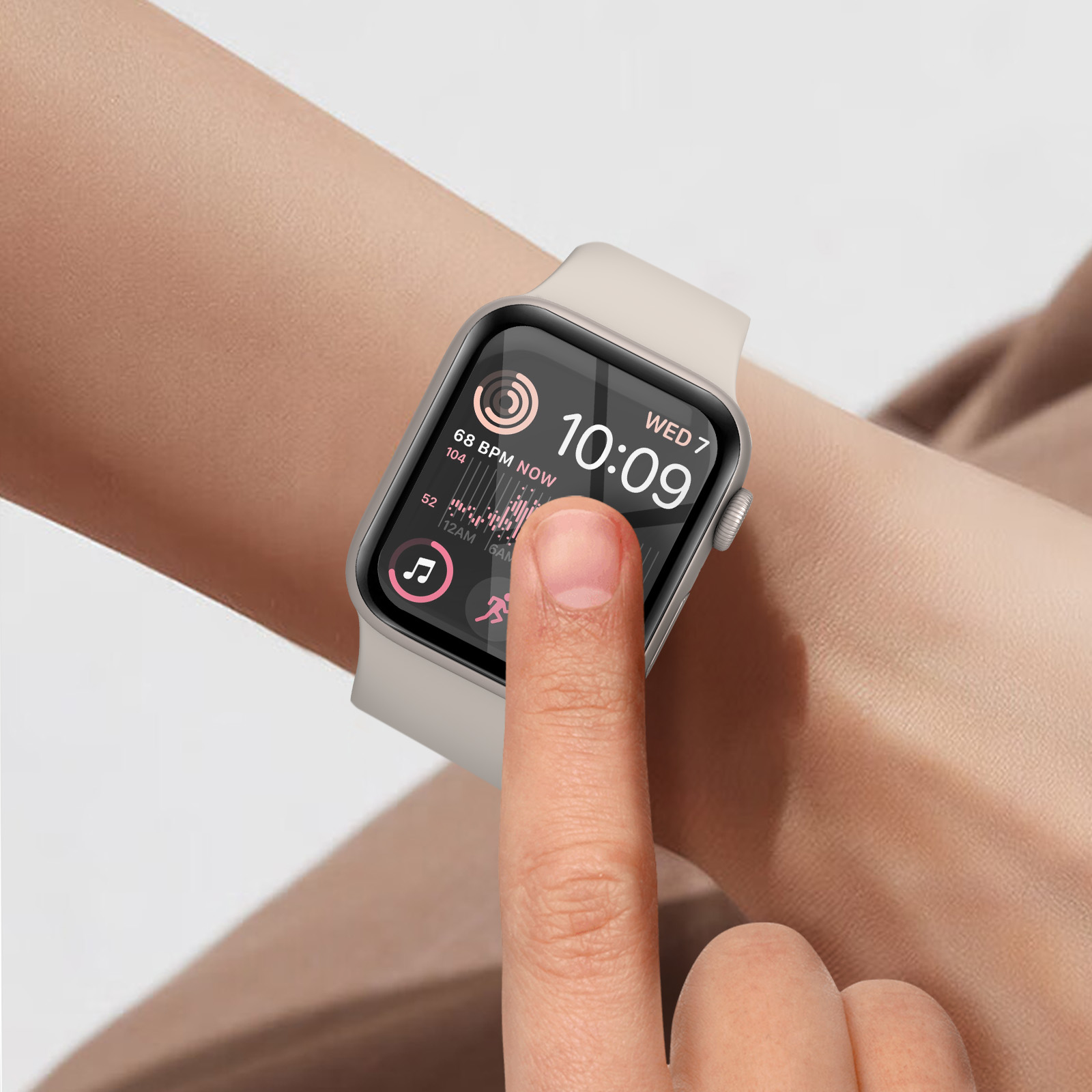 Muñeca de mujer con un smartwatch beige. Muestra la hora y datos de salud.