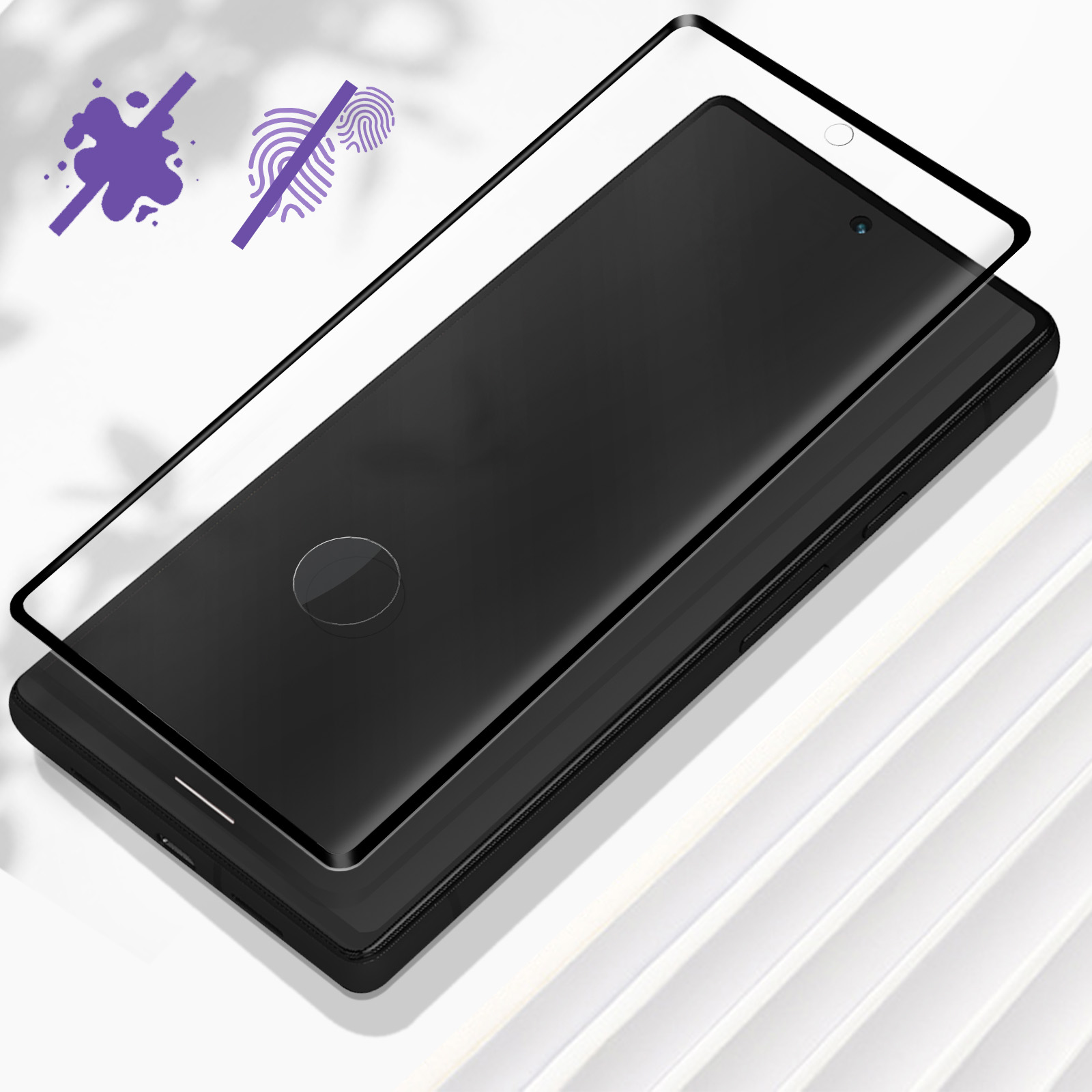 Téléphone noir avec protecteur d'écran. Ne montre pas d'empreintes digitales ni de taches sur l'écran.