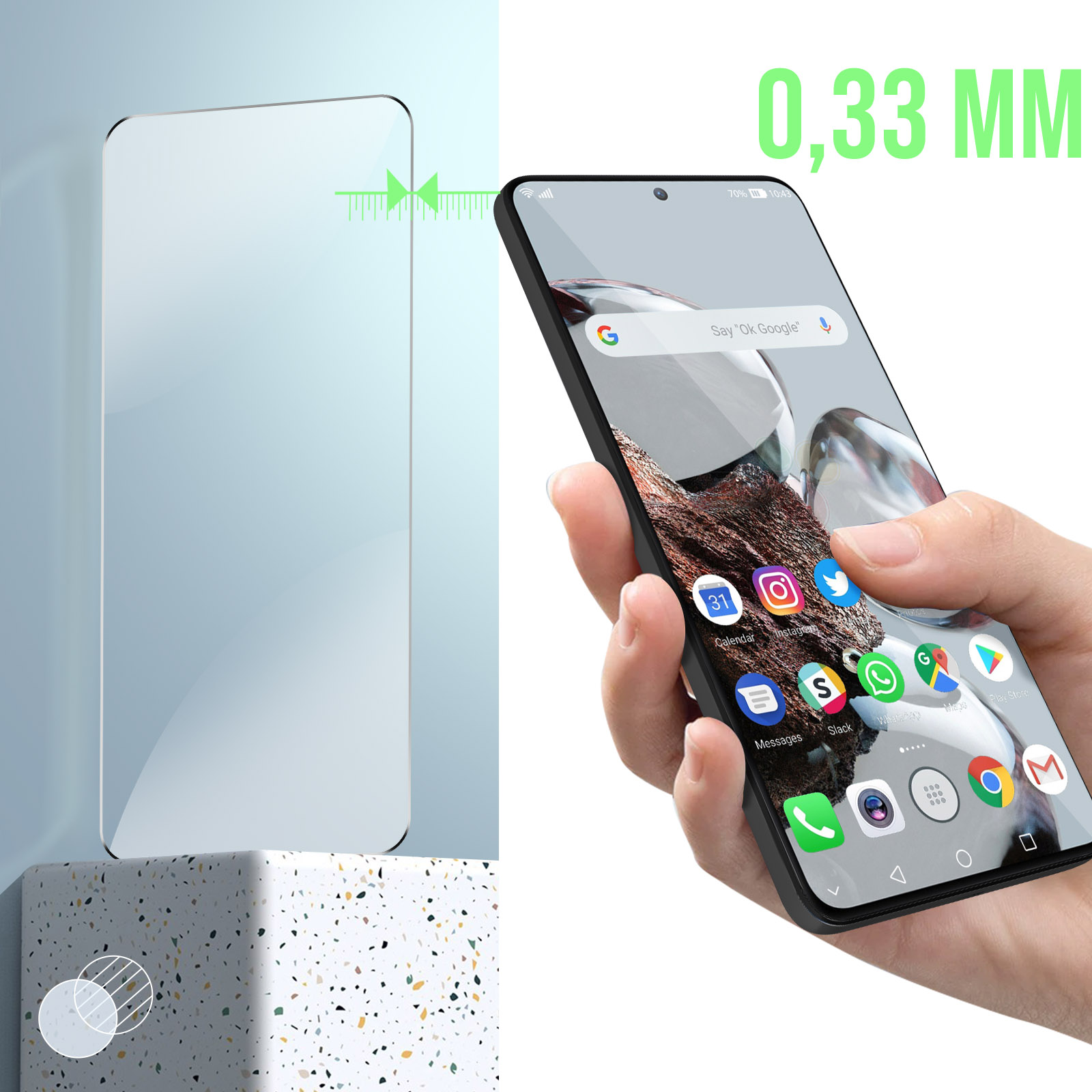Une main tenant un smartphone avec un protecteur d'écran et le texte 0,33 mm.